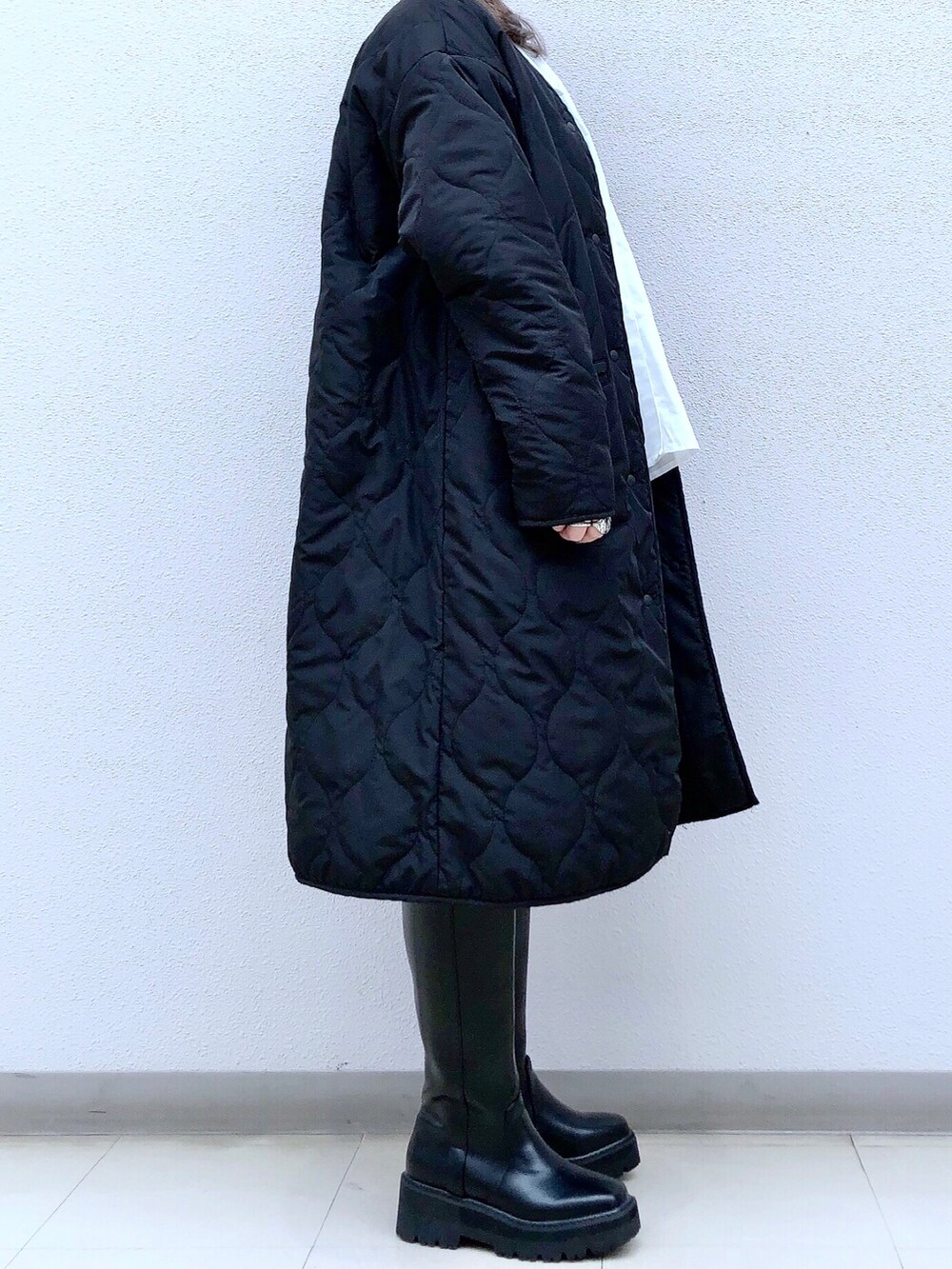 グリーン系のTシャツ/カットソー、ホワイト系のシャツ/ブラウス、ブラック系のその他パンツを着用したレディースの冬コーディネートの4枚目の写真