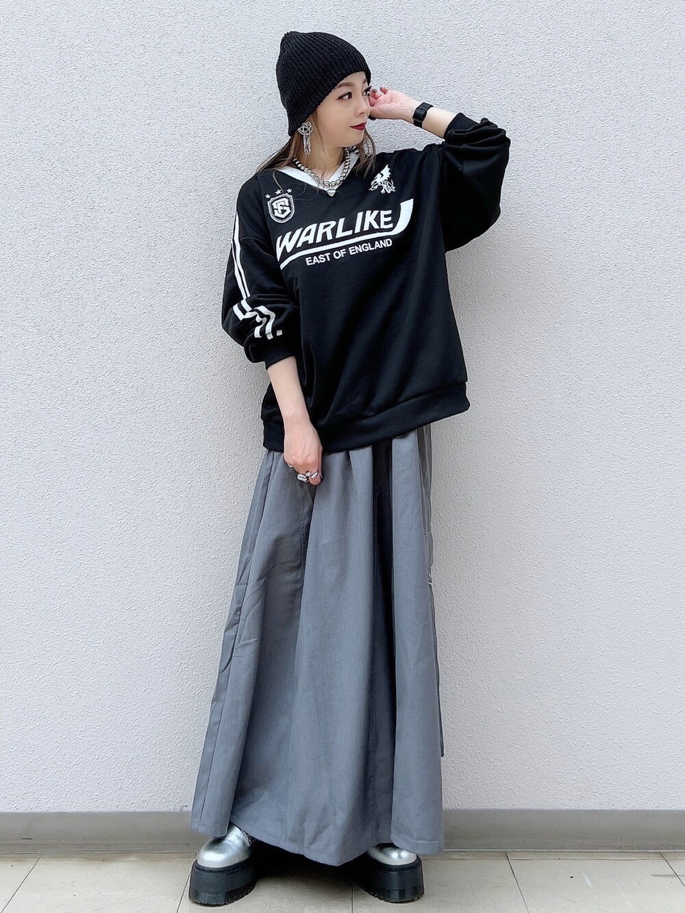 ブラック系のその他トップス、グレー系のジャンパースカート、シルバー系のブーツを着用したレディースの秋コーディネートの2枚目の写真