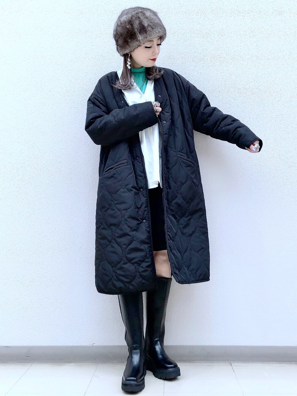 グリーン系のTシャツ/カットソー、ホワイト系のシャツ/ブラウス、ブラック系のその他パンツを着用したレディースの冬コーディネートの2枚目の写真