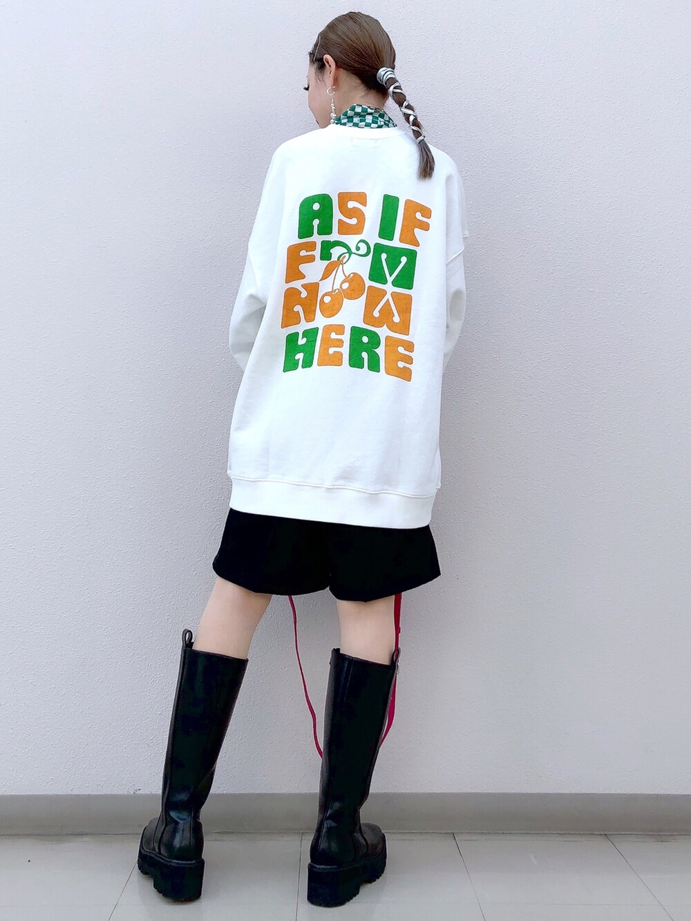 「レイヤードスタイル、スウェット、バックプリント、ロングブーツ、ハーフパンツ、ショートパンツ、休日スタイル、着回しコーデ、ビッグシルエット、ハイネック、アクセントカラー、ミニバッグ、ショルダーバッグ、私の推しブランド」｜「apres jour mignonのアイテム（トップス、グリーン系）」を使った、SHIZUKA❁⃘*.ﾟさん（レディース・160cm）の冬コーディネートの2枚目の写真