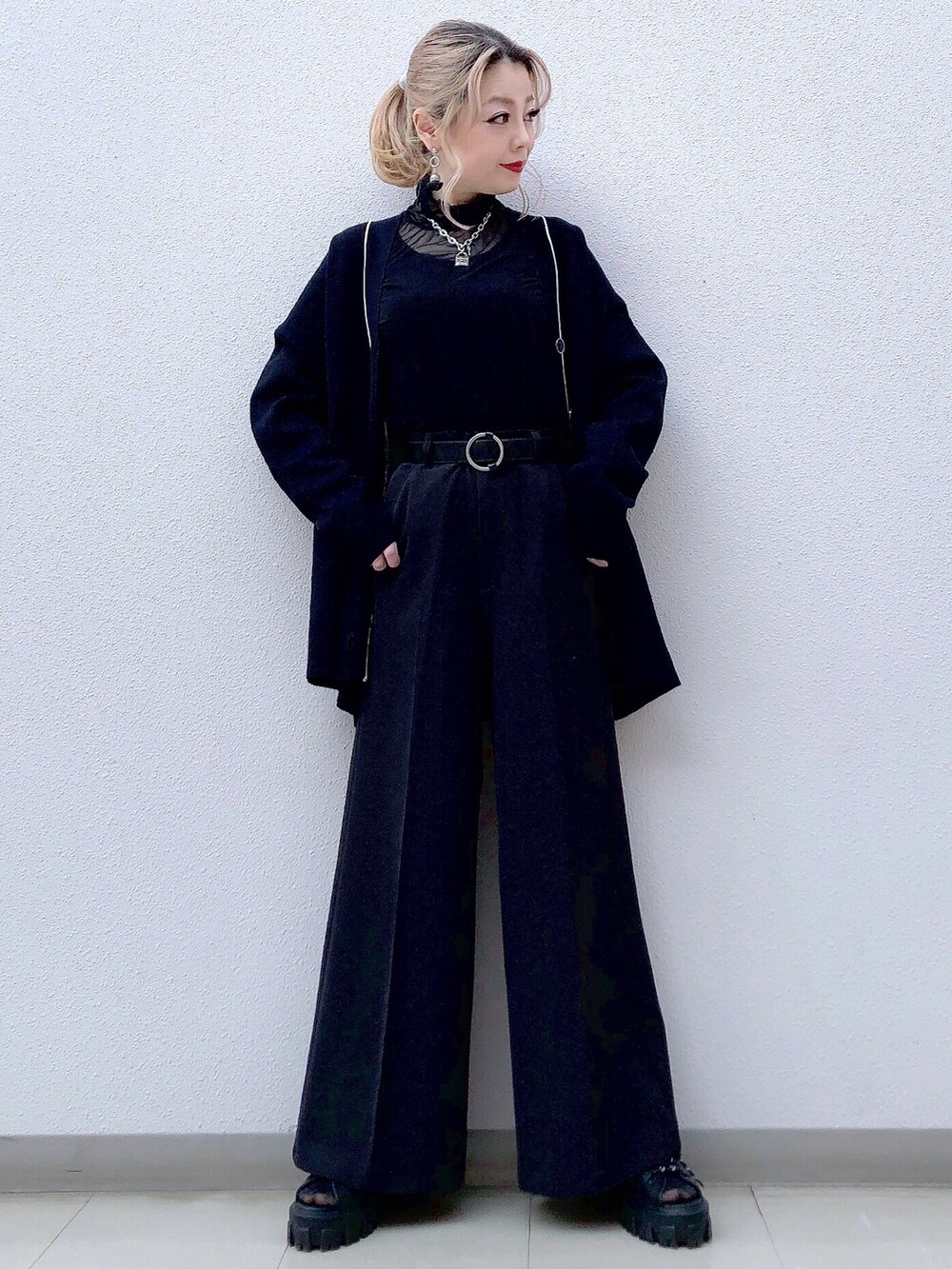 ブラック系のシャツ/ブラウス、ブラック系のカーディガン/ボレロ、ブラック系のスラックスを着用したレディースの春コーディネートの2枚目の写真