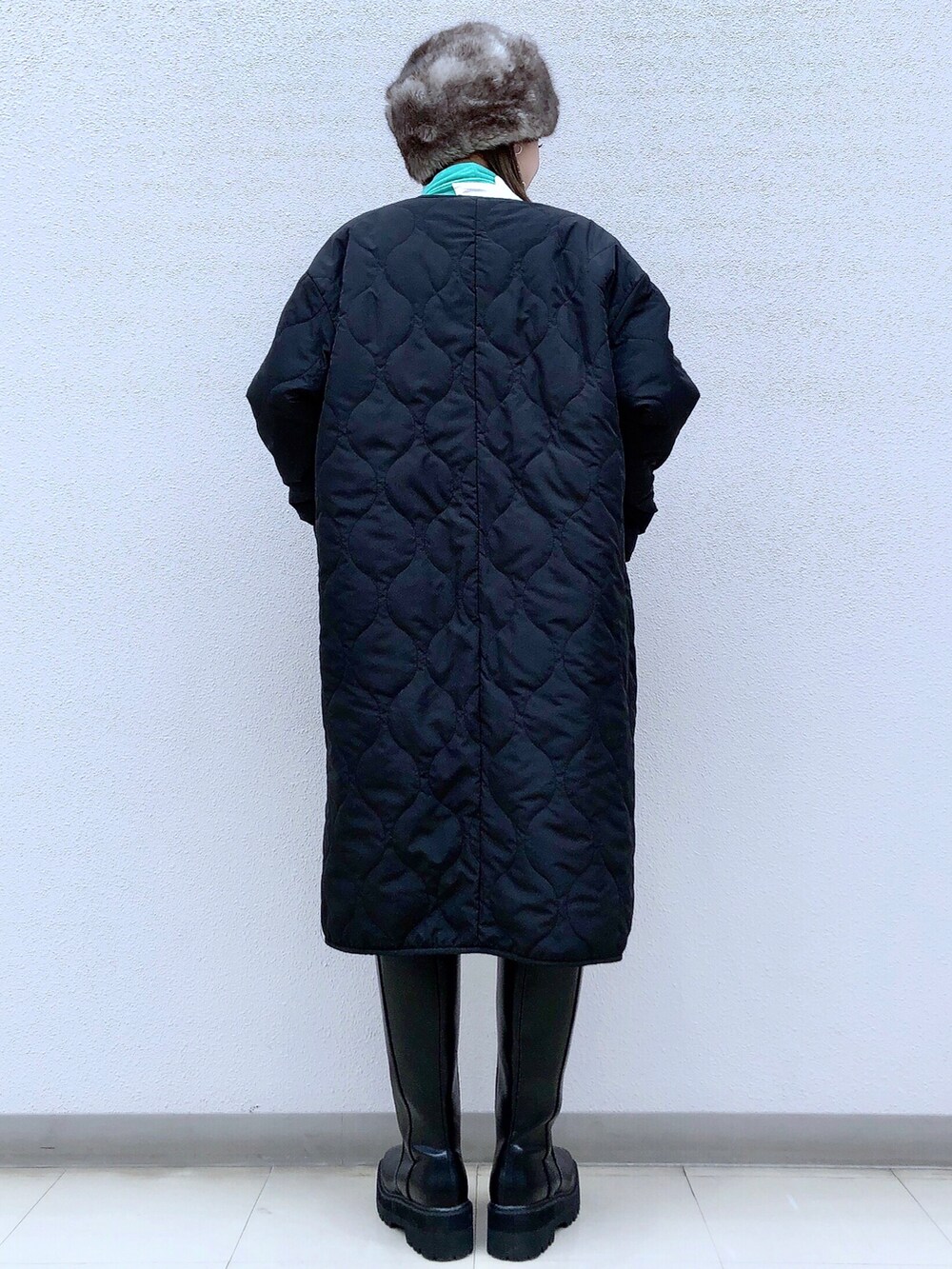 グリーン系のTシャツ/カットソー、ホワイト系のシャツ/ブラウス、ブラック系のその他パンツを着用したレディースの冬コーディネートの5枚目の写真