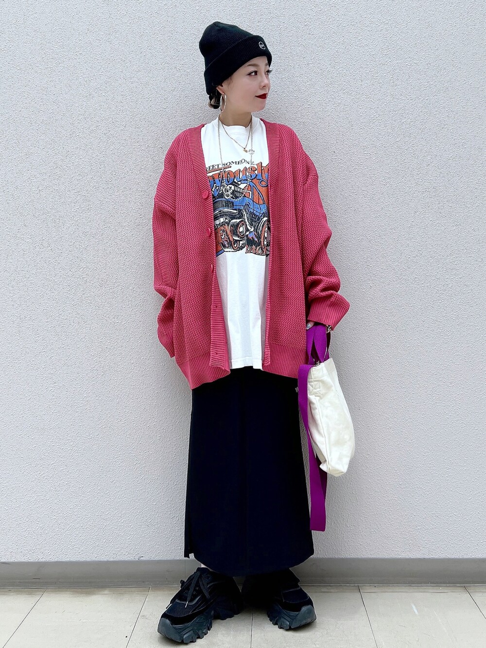 ホワイト系のTシャツ/カットソー、ピンク系のカーディガン/ボレロ、ホワイト系のショルダーバッグを着用したレディースの春コーディネートの2枚目の写真