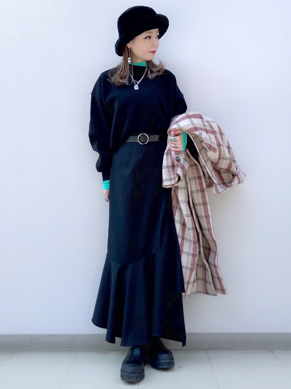「ロングコート、チェック柄に恋してる、チェックコート、私の推しブランド、カジュアルコーデ、冬、あったかコーデ、きれいめカジュアル、着回しコーデ、ニットコーデ、ショート丈トップス、マーメイドスカート、スカートスタイル、レイヤードスタイル、PAGEBOY」｜「14+のエコファーバケットハット（ハット、ブラック系）」を使った、SHIZUKA❁⃘*.ﾟさん（レディース・160cm）の冬コーディネートの2枚目の写真