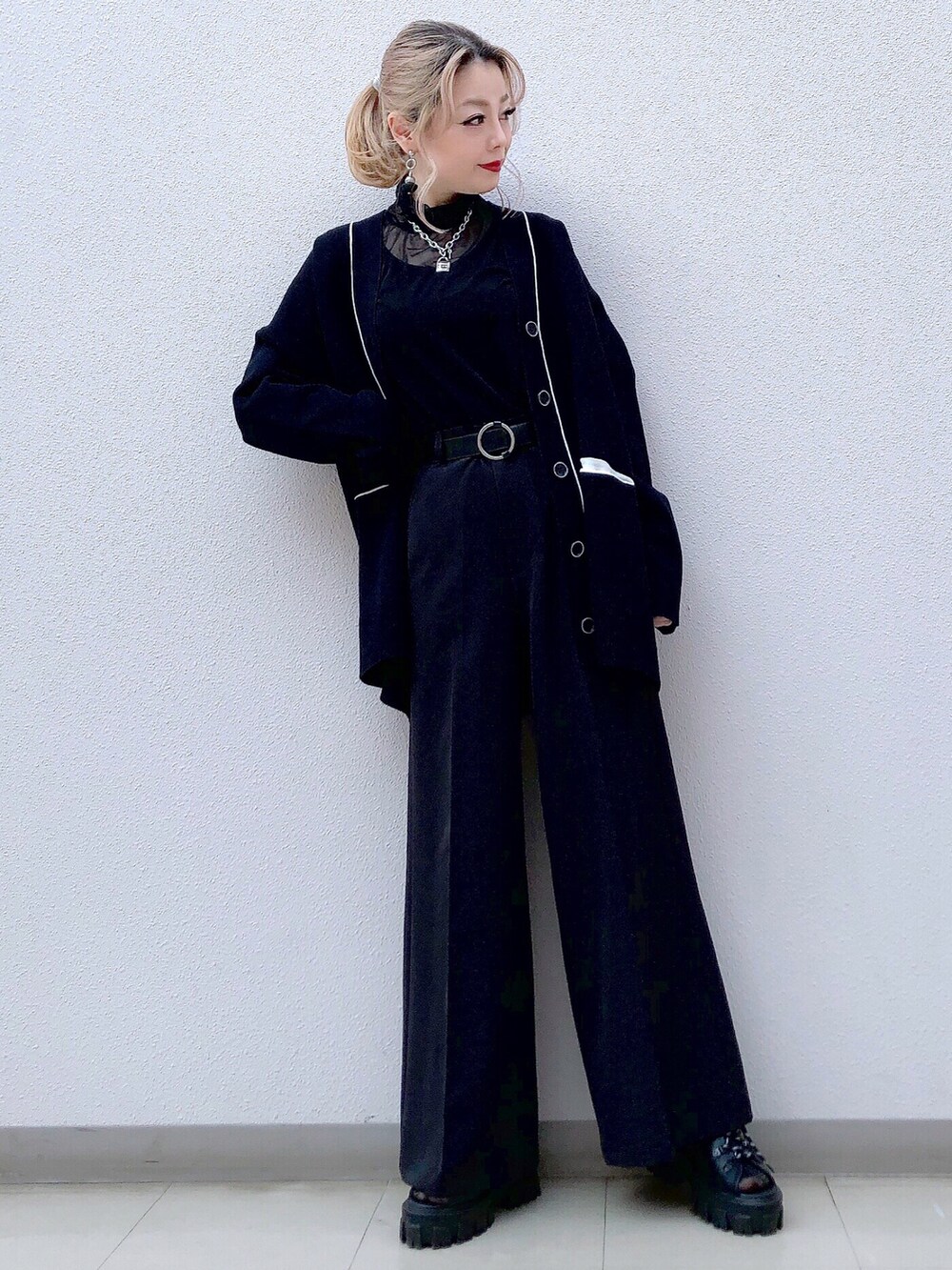 ブラック系のシャツ/ブラウス、ブラック系のカーディガン/ボレロ、ブラック系のスラックスを着用したレディースの春コーディネートの3枚目の写真