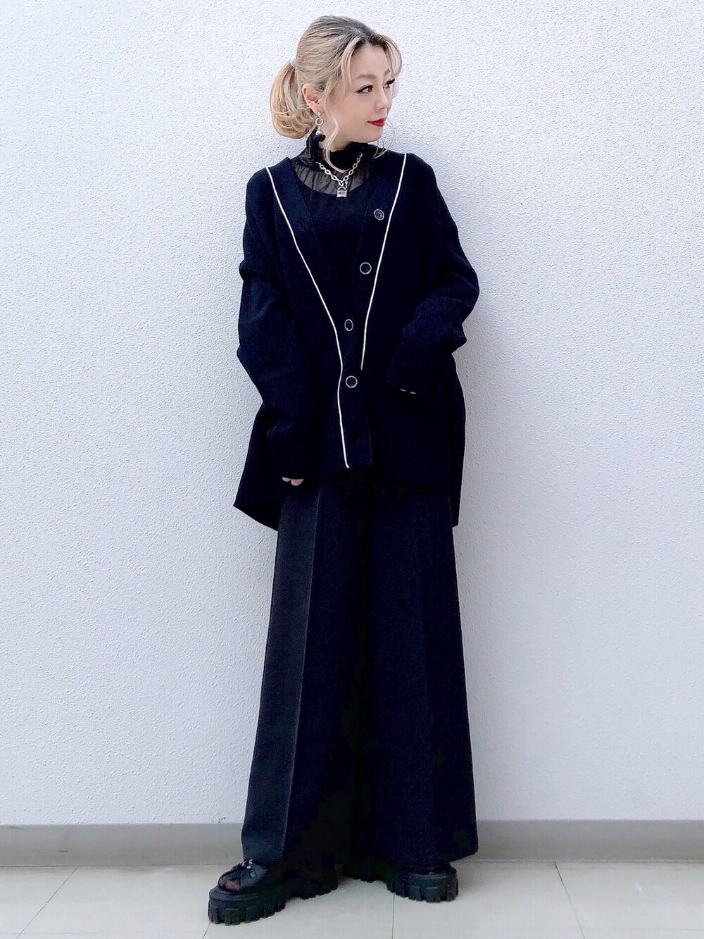 ブラック系のシャツ/ブラウス、ブラック系のカーディガン/ボレロ、ブラック系のスラックスを着用したレディースの春コーディネートの4枚目の写真