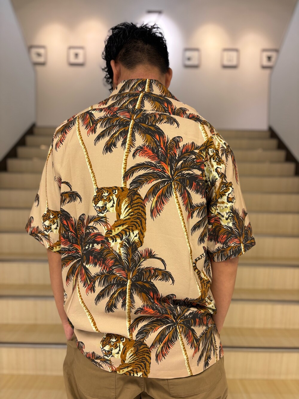 ピンク系のシャツ/ブラウス、グリーン系のその他パンツ、ブラック系のTシャツ/カットソーを着用したメンズの夏コーディネートの3枚目の写真