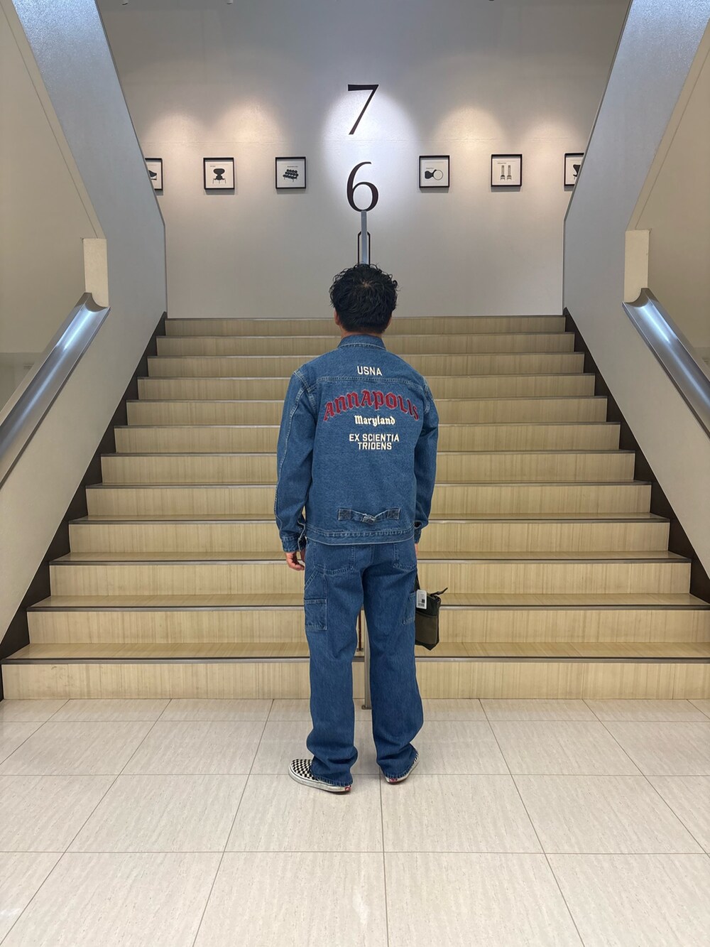 ブルー系のデニムジャケット、ブルー系のデニムパンツ、グリーン系のショルダーバッグを着用したメンズの夏コーディネートの2枚目の写真