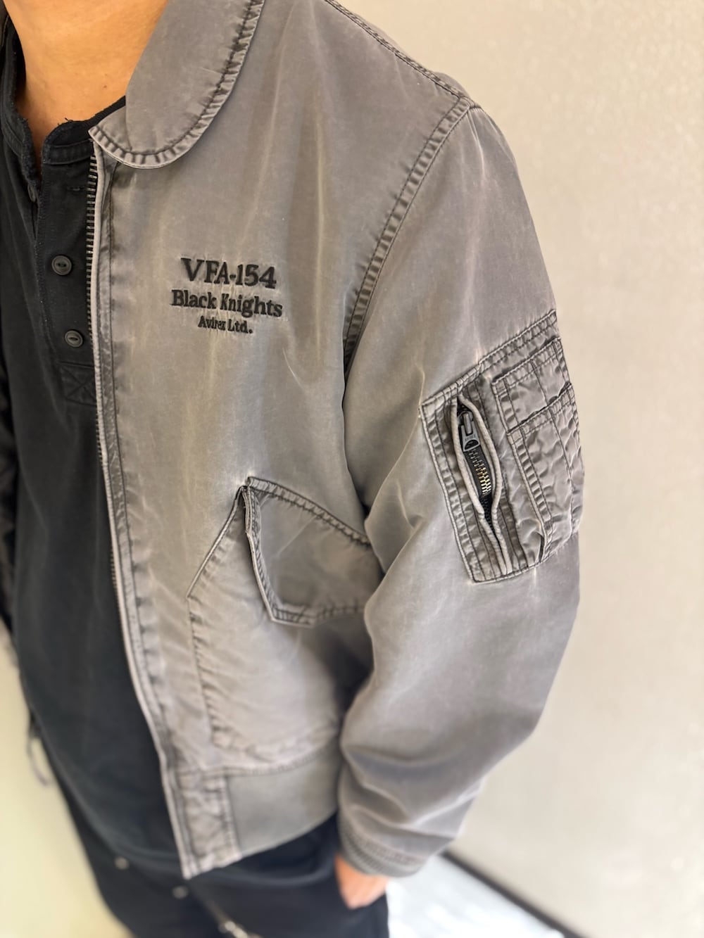 グレー系のブルゾン、ブラック系のスウェットパンツ、ブラック系のTシャツ/カットソーを着用したメンズの冬コーディネートの4枚目の写真