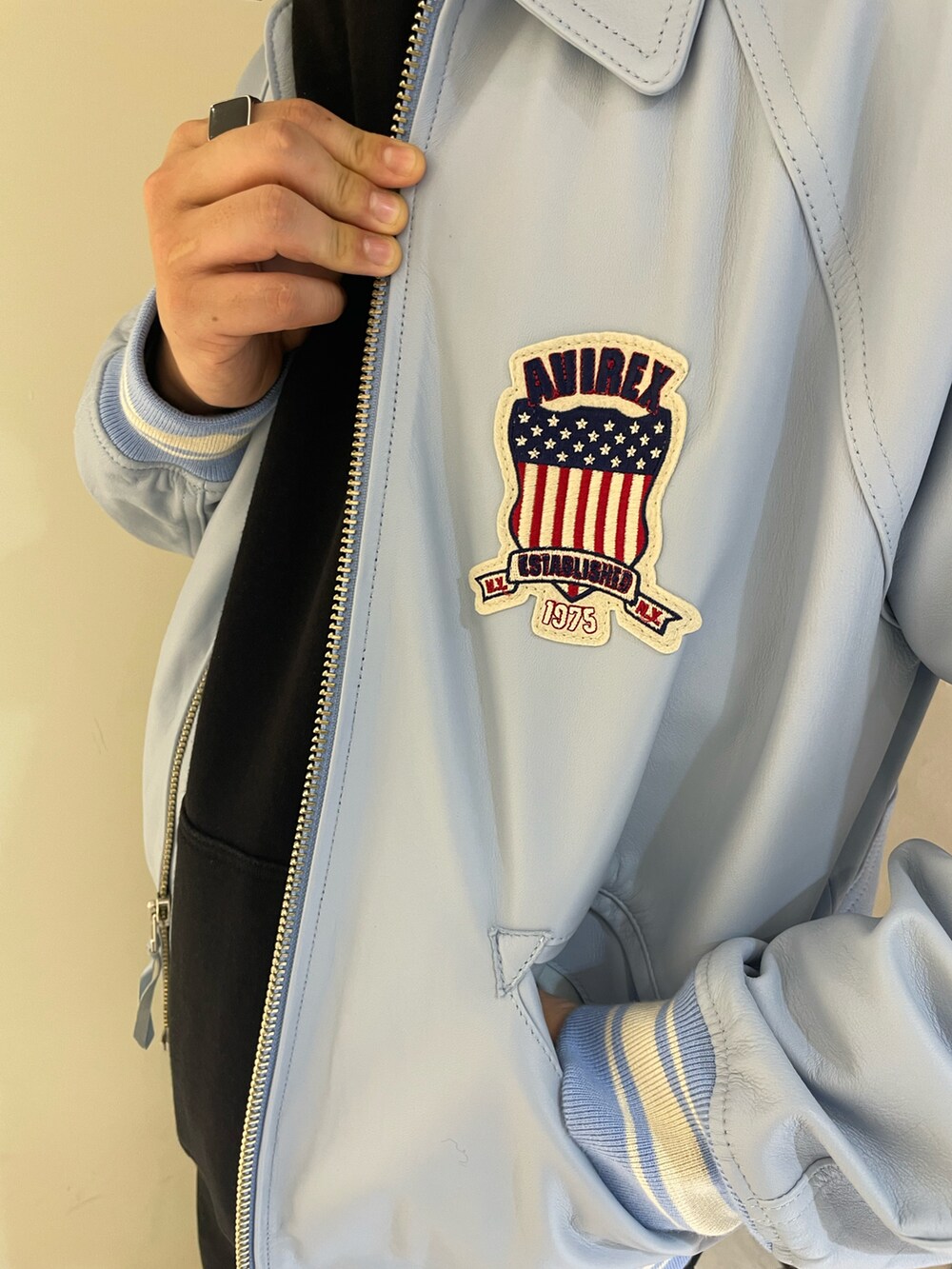 ブルー系のスタジャン、ブラック系のパーカー、ブラック系のその他パンツを着用したメンズの冬コーディネートの4枚目の写真