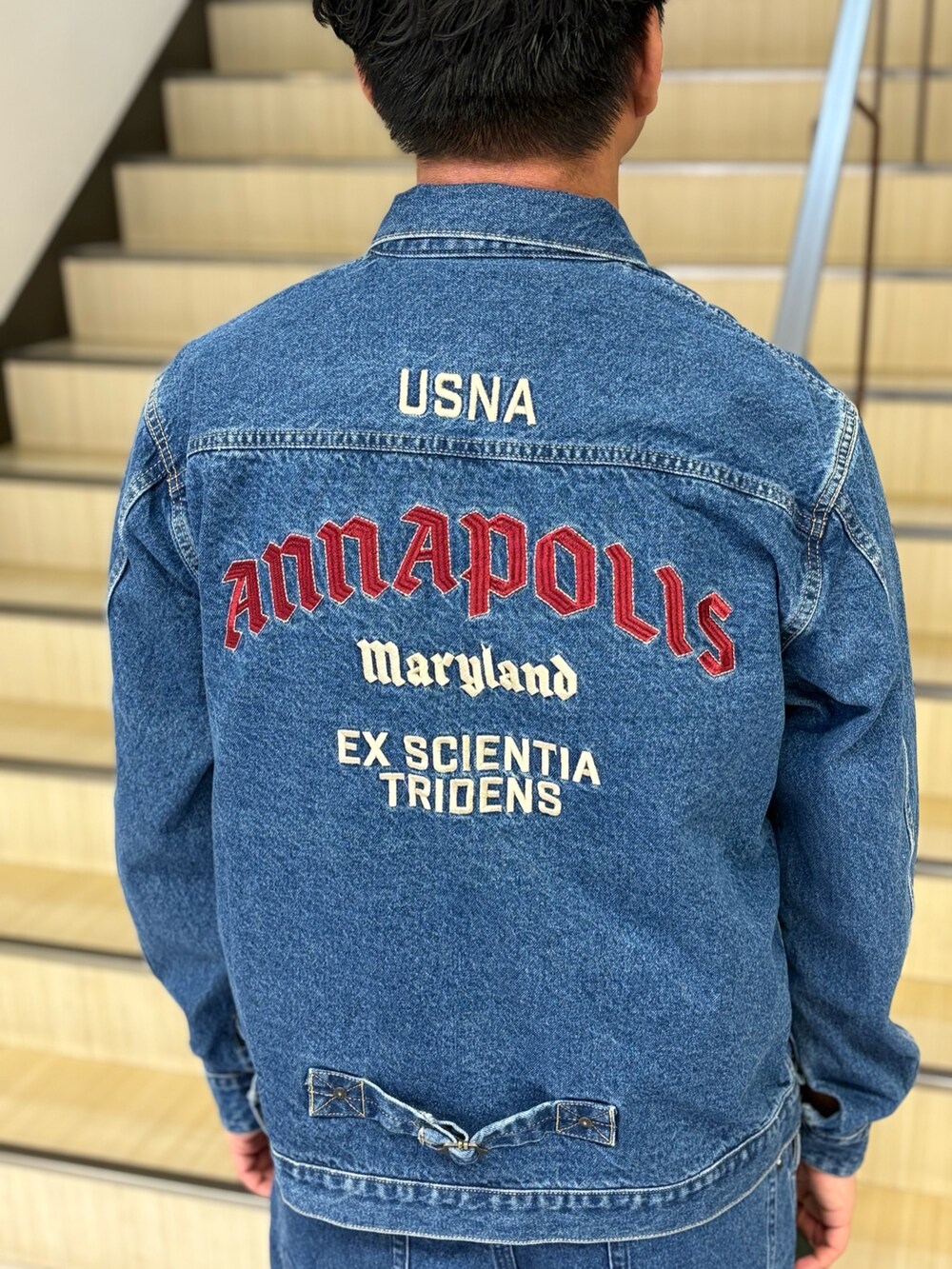 ブルー系のデニムジャケット、ブルー系のデニムパンツ、グリーン系のショルダーバッグを着用したメンズの夏コーディネートの3枚目の写真