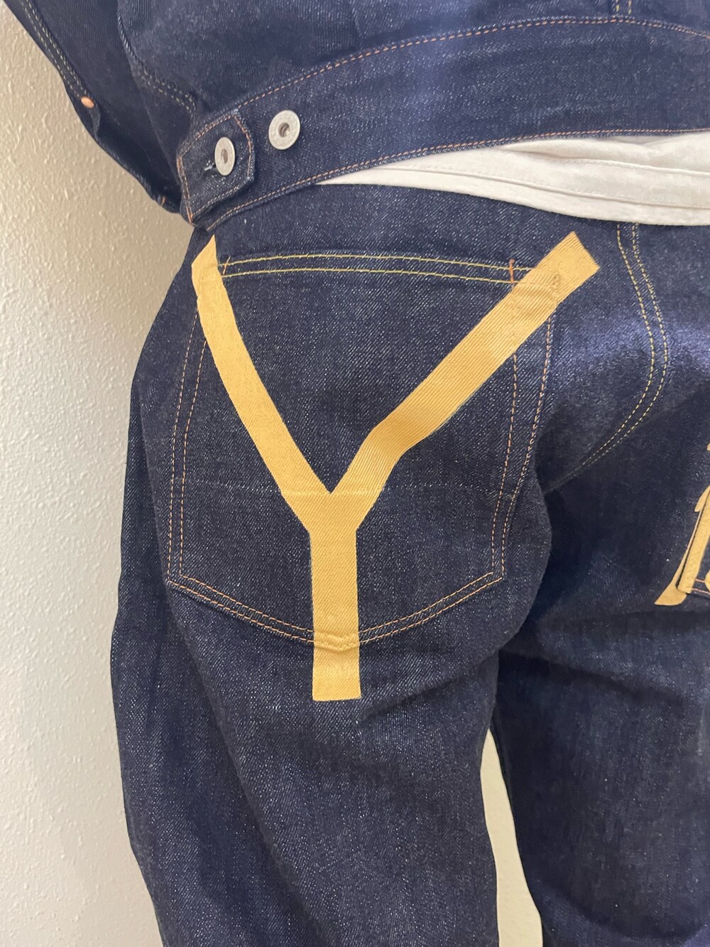 「AVIREX、ベスト、カーゴパンツ、ootd、シャツスタイル、アメカジコーデ、YAMANE、秋服準備はじめました、ファッションの力を信じよう、秋っぽコーデ更新中」｜「AVIREXの《AVIREX × YAMANE INDUSTRIES》Lot.1991 No.2 CLASSIC STRAIGHT / インダストリーズ クラシック ストレート / アヴィレックス / ヤマネインダストリーズ（デニムパンツ、ブルー系）」を使った、Yu OTSUKAさん（メンズ・176cm）の秋コーディネートの5枚目の写真