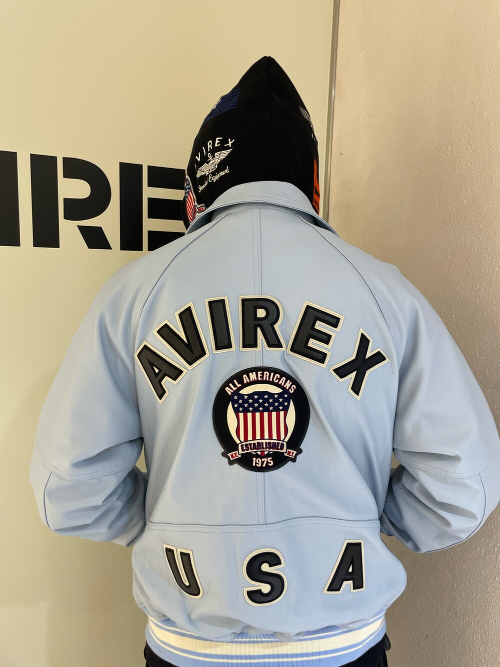 ブルー系のスタジャン、ブラック系のパーカー、ブラック系のその他パンツを着用したメンズの冬コーディネートの3枚目の写真