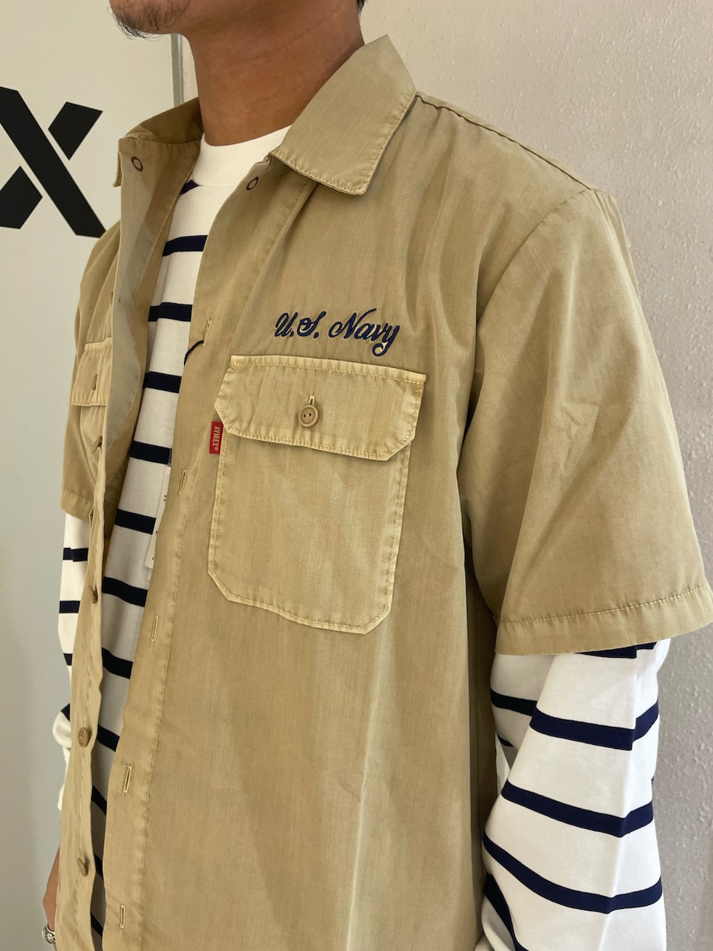 グリーン系のシャツ/ブラウス、その他のTシャツ/カットソー、ホワイト系のその他パンツを着用したメンズの春コーディネートの3枚目の写真