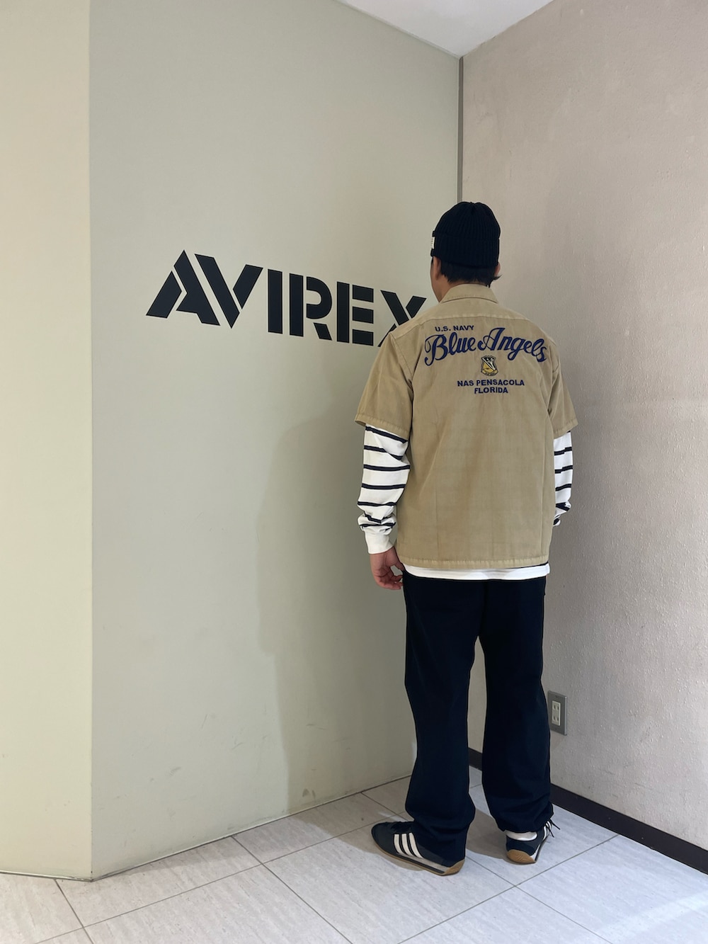 グリーン系のシャツ/ブラウス、その他のTシャツ/カットソー、ホワイト系のその他パンツを着用したメンズの春コーディネートの2枚目の写真