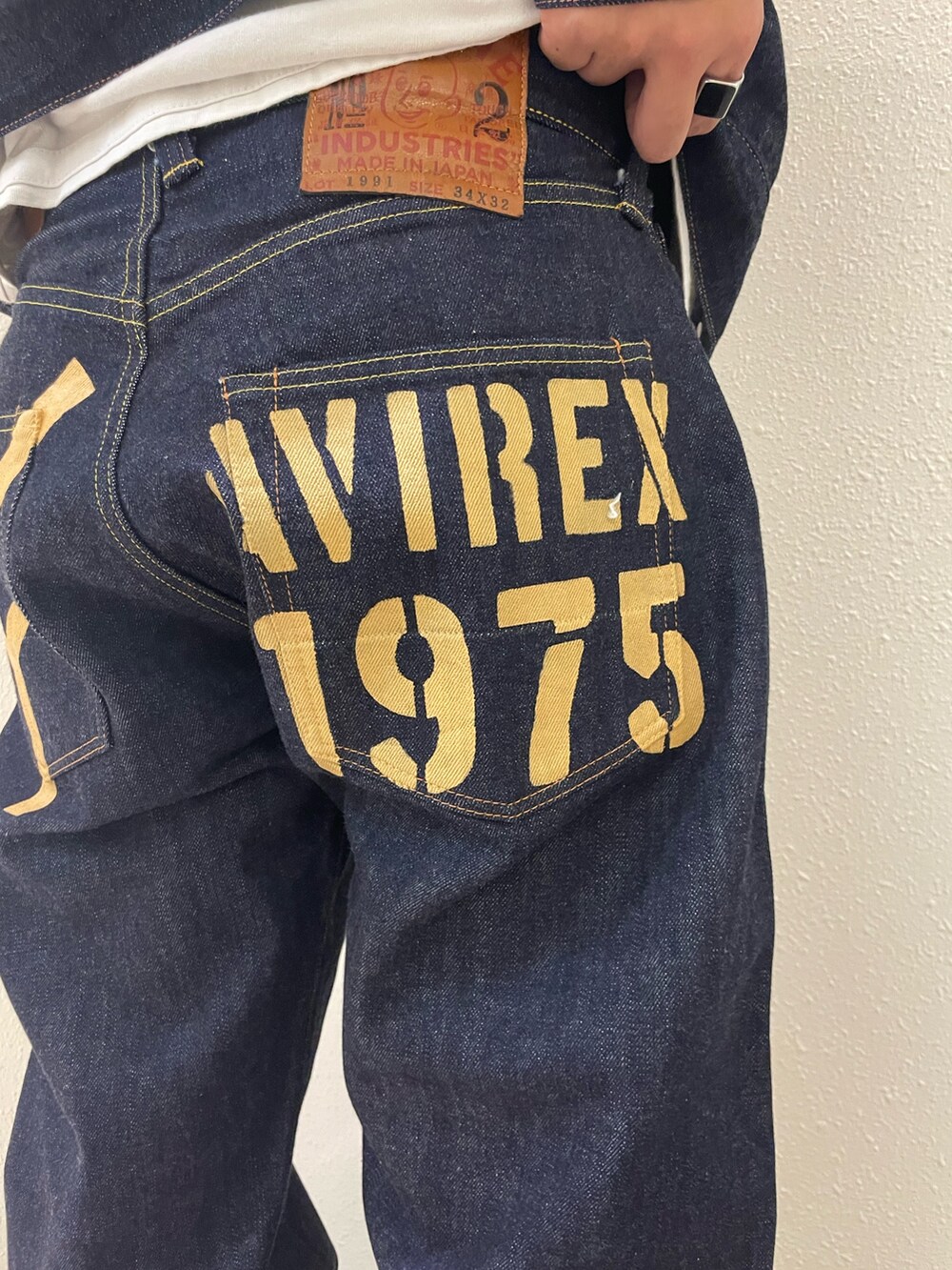 「AVIREX、ベスト、カーゴパンツ、ootd、シャツスタイル、アメカジコーデ、YAMANE、秋服準備はじめました、ファッションの力を信じよう、秋っぽコーデ更新中」｜「AVIREXの《AVIREX × YAMANE INDUSTRIES》Lot.1991 No.2 CLASSIC STRAIGHT / インダストリーズ クラシック ストレート / アヴィレックス / ヤマネインダストリーズ（デニムパンツ、ブルー系）」を使った、Yu OTSUKAさん（メンズ・176cm）の秋コーディネートの3枚目の写真
