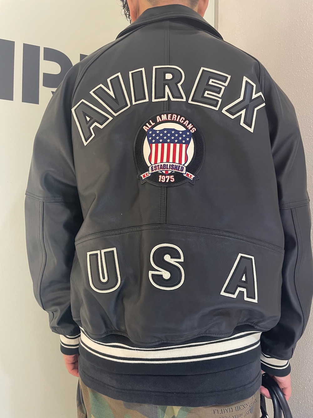「ロゴT、ブラック、ブラックコーデ、AVIREX、サンダル、ootd、夏コーデ、いいね、save、フォローお願いします🤑、iTTi、ファッションの力を信じよう」｜「AVIREXのLIGHT SIGNATURE VARSITY JACKET / ライト シグネチャー バーシティ ジャケット / AVIREX / アヴィレックス（スタジャン、ブラック系）」を使った、Yu OTSUKAさん（メンズ・176cm）の夏コーディネートの3枚目の写真