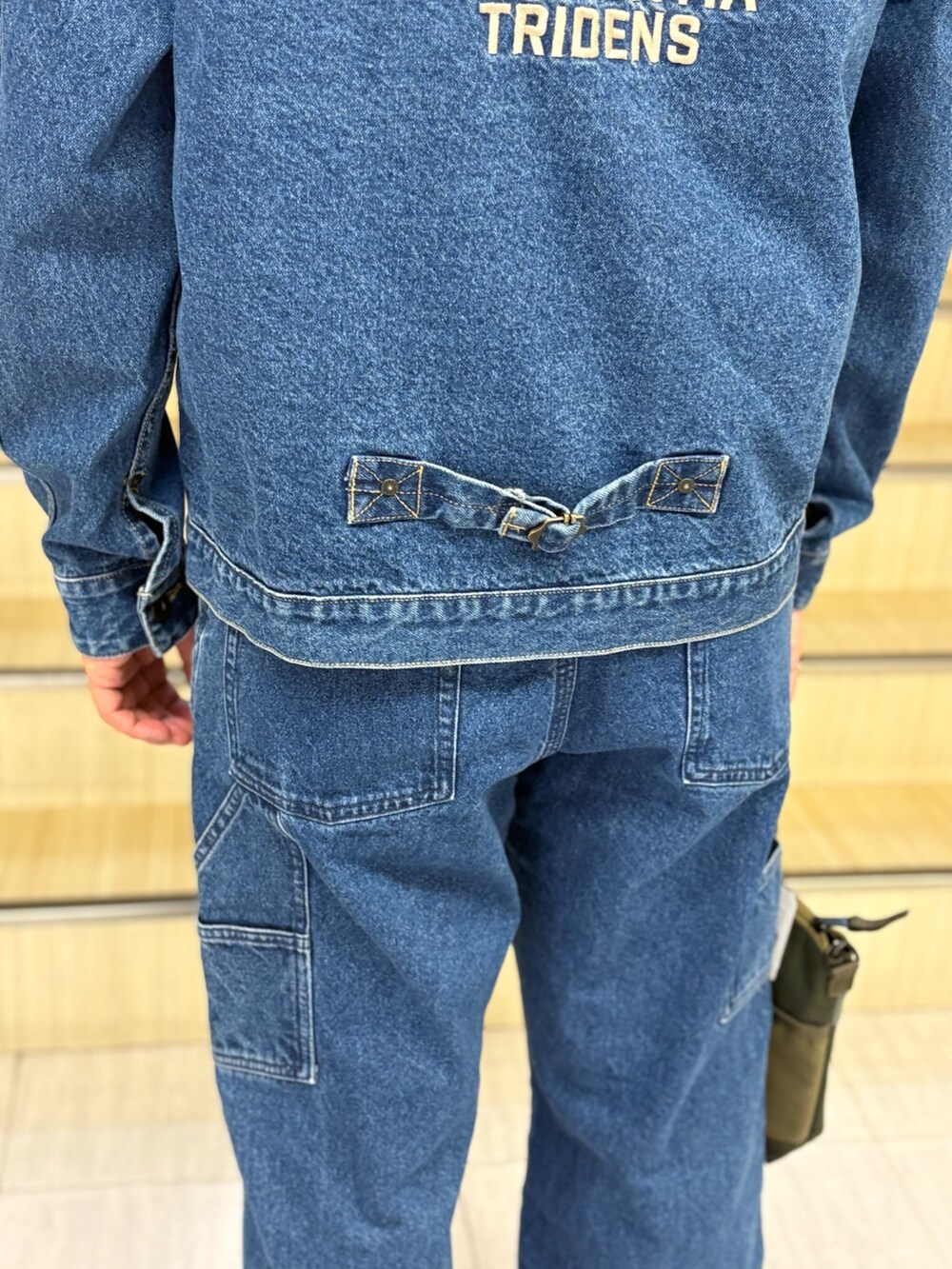 ブルー系のデニムジャケット、ブルー系のデニムパンツ、グリーン系のショルダーバッグを着用したメンズの夏コーディネートの4枚目の写真