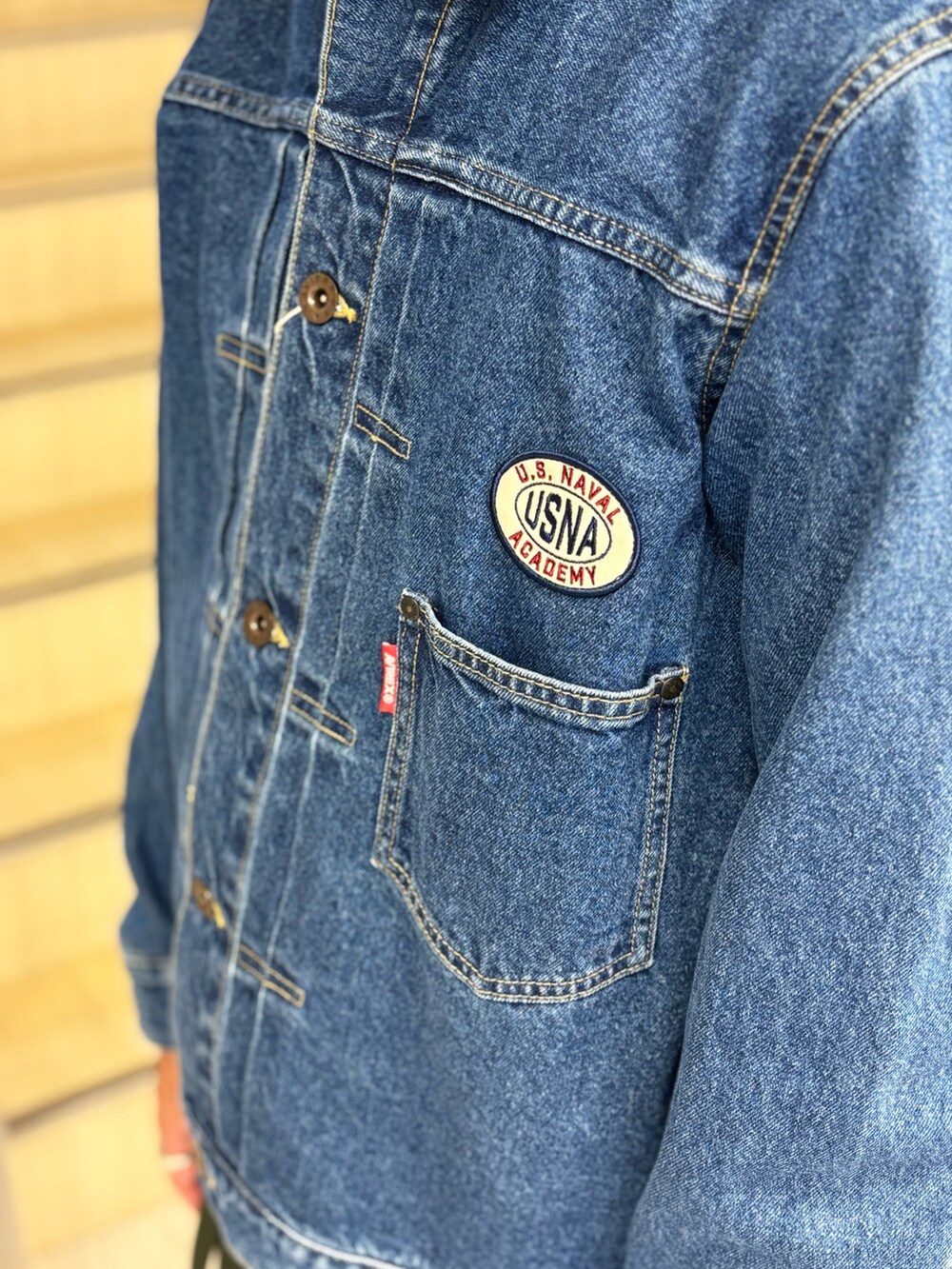 ブルー系のデニムジャケット、ブルー系のデニムパンツ、グリーン系のショルダーバッグを着用したメンズの夏コーディネートの5枚目の写真