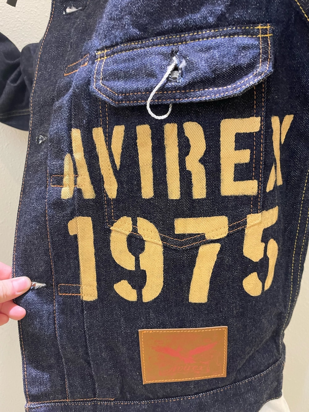 「AVIREX、ベスト、カーゴパンツ、ootd、シャツスタイル、アメカジコーデ、YAMANE、秋服準備はじめました、ファッションの力を信じよう、秋っぽコーデ更新中」｜「AVIREXの《AVIREX × YAMANE INDUSTRIES》Lot.1991 No.2 CLASSIC STRAIGHT / インダストリーズ クラシック ストレート / アヴィレックス / ヤマネインダストリーズ（デニムパンツ、ブルー系）」を使った、Yu OTSUKAさん（メンズ・176cm）の秋コーディネートの2枚目の写真