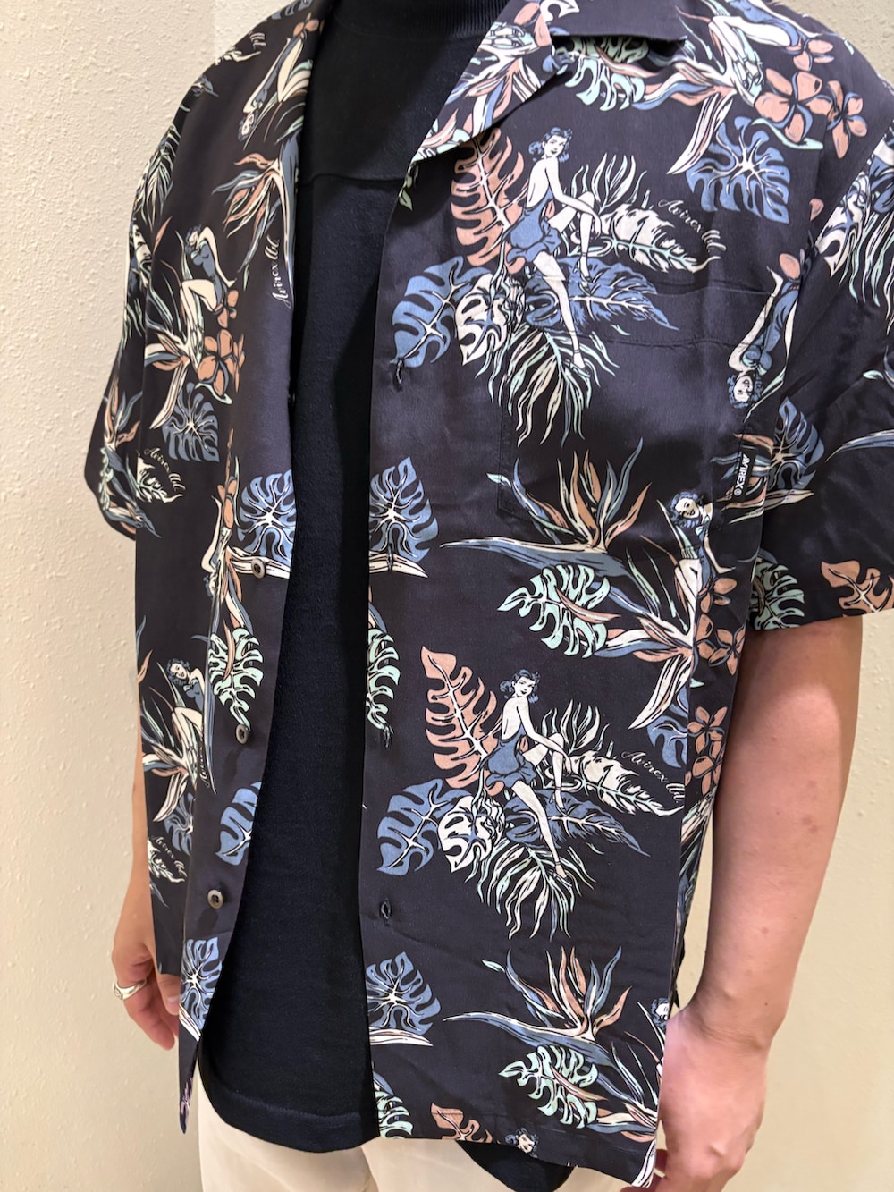 ベージュ系のその他パンツ、ブラック系のTシャツ/カットソー、ブラック系のシャツ/ブラウスを着用したメンズの春コーディネートの4枚目の写真