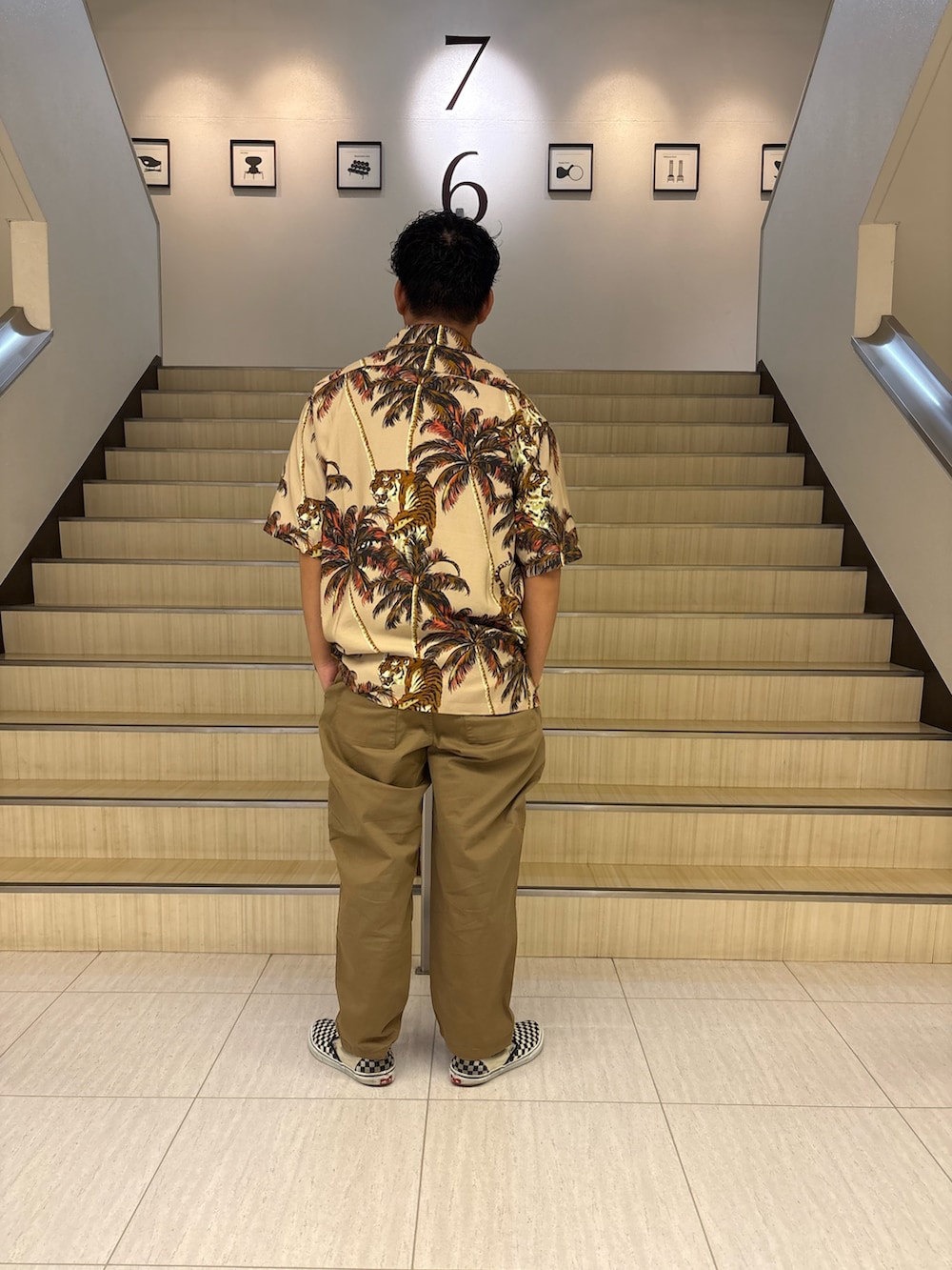 ピンク系のシャツ/ブラウス、グリーン系のその他パンツ、ブラック系のTシャツ/カットソーを着用したメンズの夏コーディネートの2枚目の写真