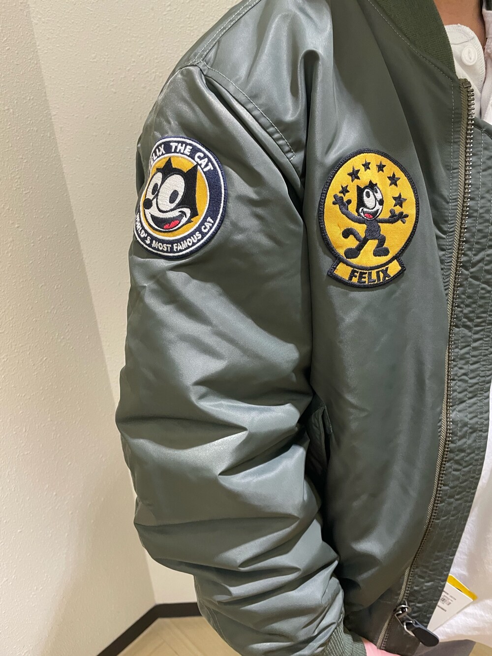 グレー系のカーゴパンツ、グリーン系のMA-1、ブラック系のキャップを着用したメンズの冬コーディネートの4枚目の写真