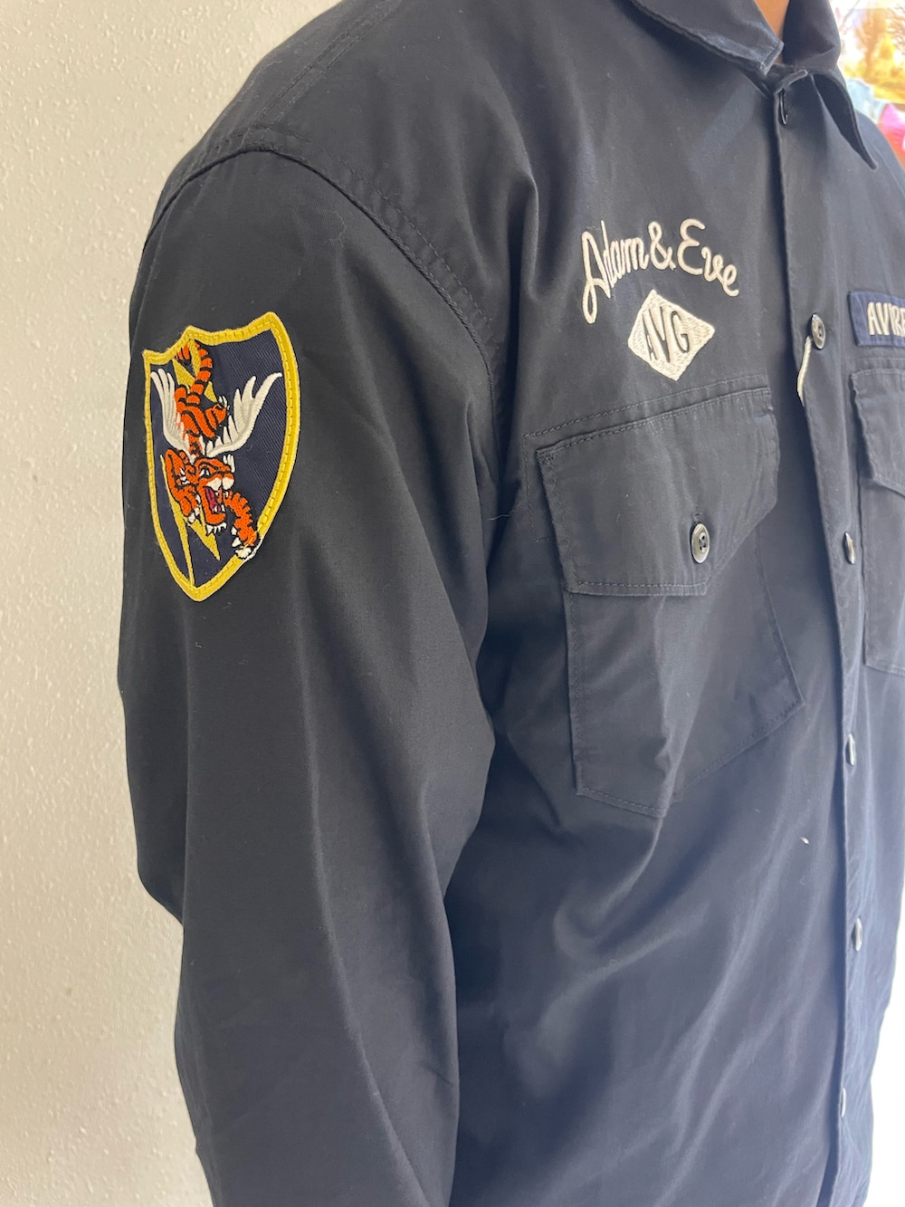 ブラック系のシャツ/ブラウス、ホワイト系のTシャツ/カットソー、ベージュ系のパンツを着用したメンズの夏コーディネートの5枚目の写真