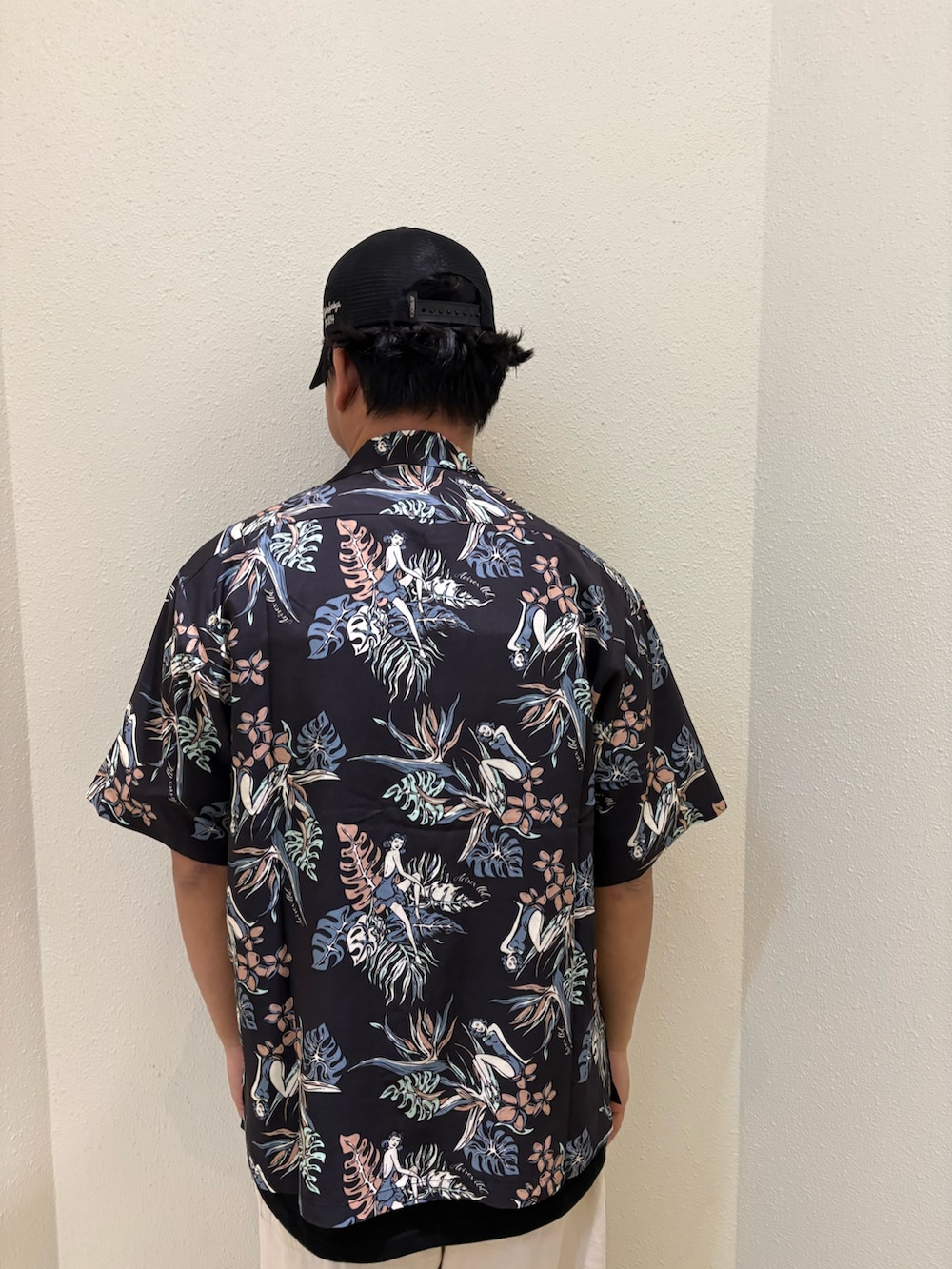 ベージュ系のその他パンツ、ブラック系のTシャツ/カットソー、ブラック系のシャツ/ブラウスを着用したメンズの春コーディネートの3枚目の写真
