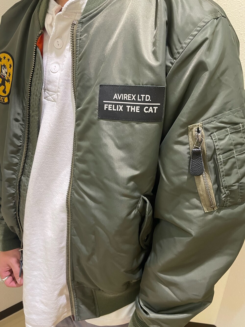 グレー系のカーゴパンツ、グリーン系のMA-1、ブラック系のキャップを着用したメンズの冬コーディネートの5枚目の写真