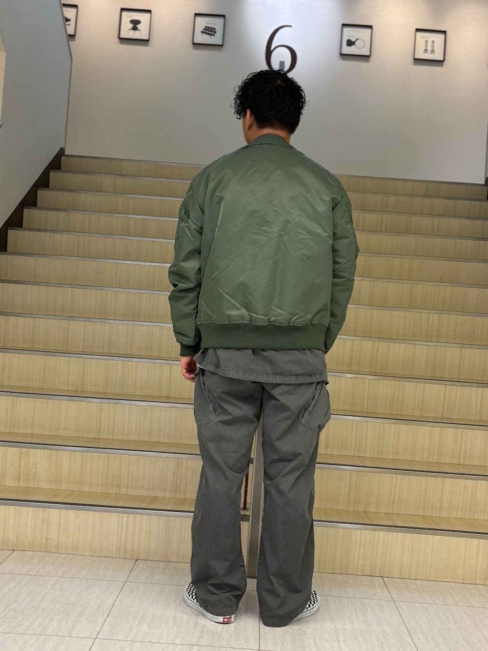 グレー系のシャツ/ブラウス、グレー系のカーゴパンツ、その他のTシャツ/カットソーを着用したメンズの春コーディネートの2枚目の写真