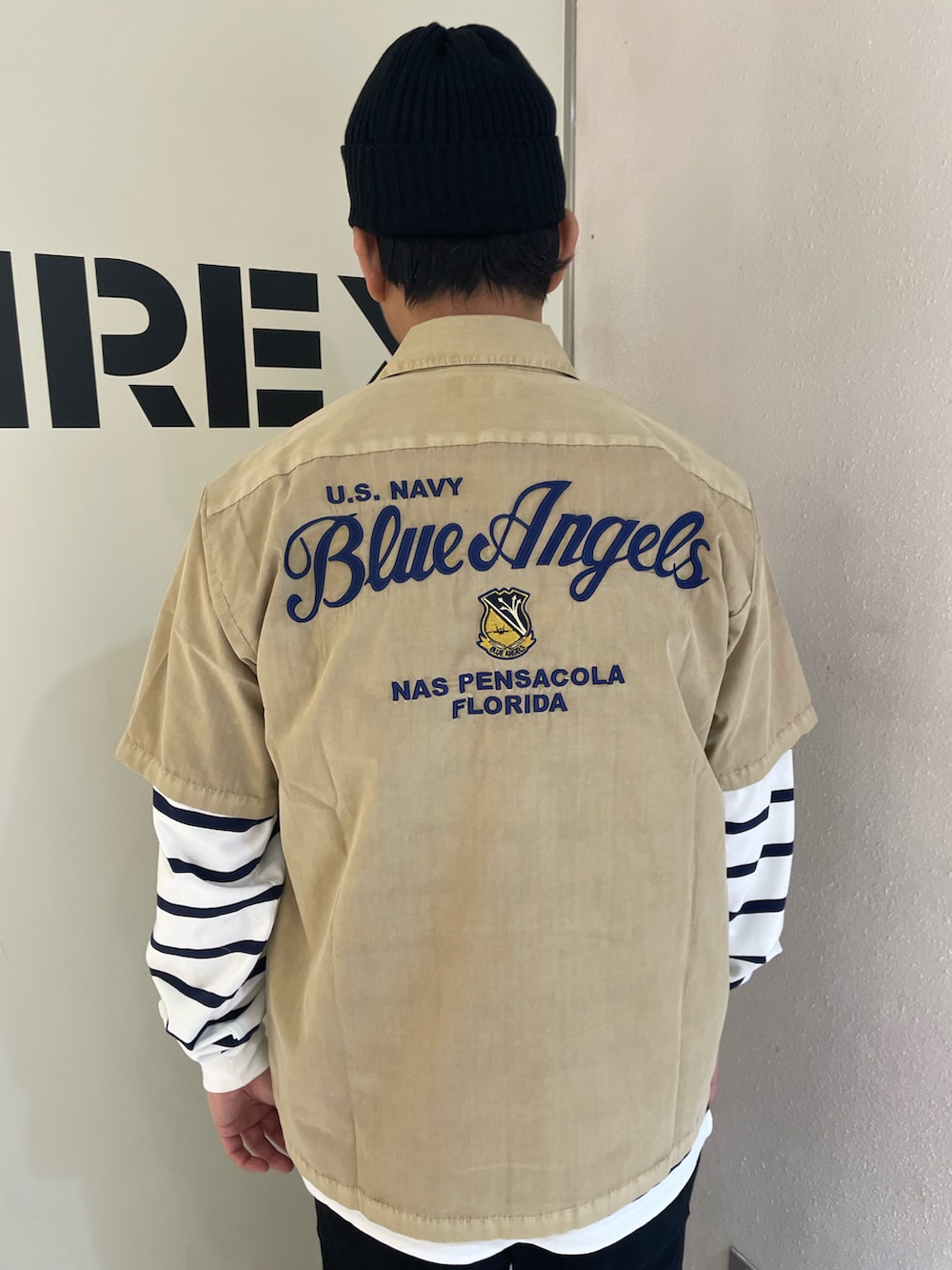 グリーン系のシャツ/ブラウス、その他のTシャツ/カットソー、ホワイト系のその他パンツを着用したメンズの春コーディネートの4枚目の写真