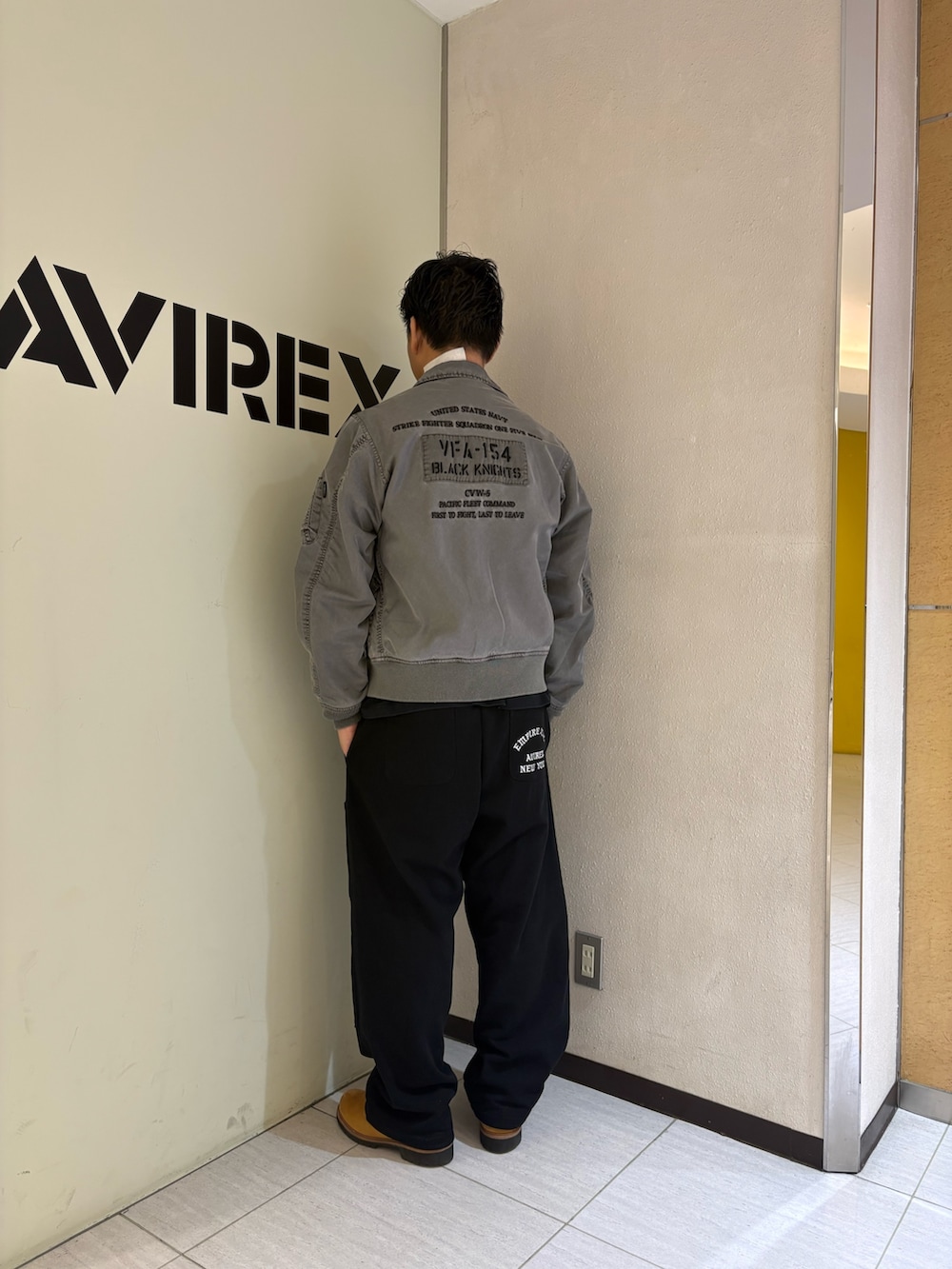 グレー系のブルゾン、ブラック系のスウェットパンツ、ブラック系のTシャツ/カットソーを着用したメンズの冬コーディネートの2枚目の写真