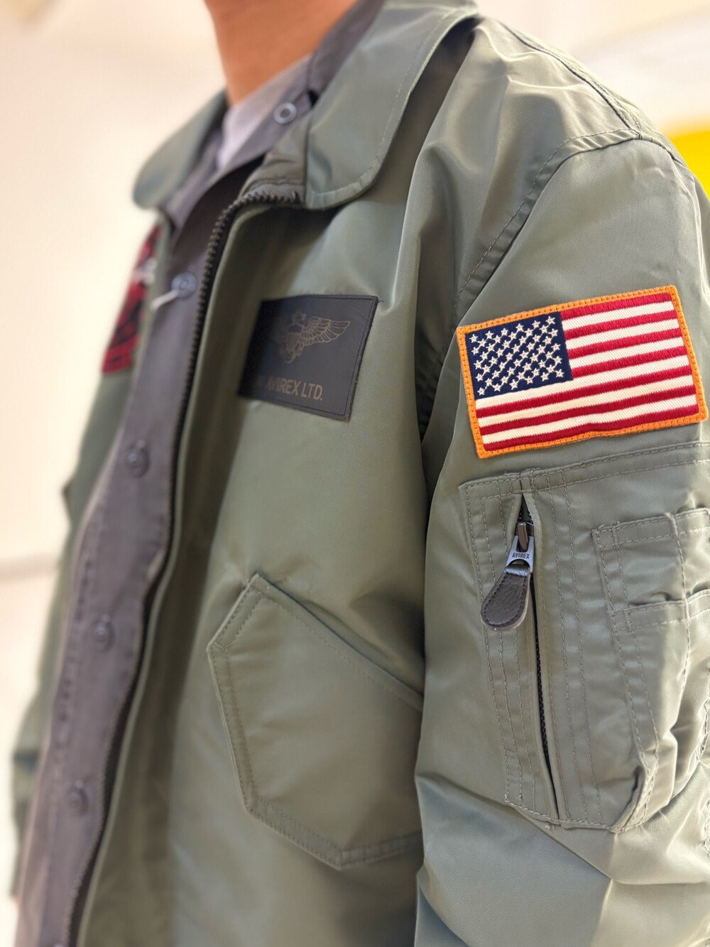 グレー系のシャツ/ブラウス、グレー系のカーゴパンツ、その他のTシャツ/カットソーを着用したメンズの春コーディネートの3枚目の写真