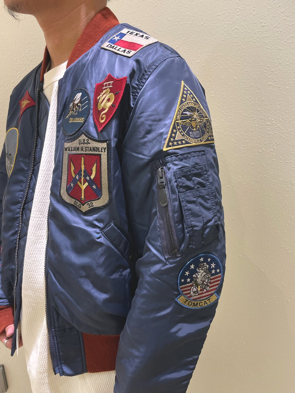 ブルー系のMA-1、ベージュ系のTシャツ/カットソー、ブラック系のスウェットパンツを着用したメンズの秋コーディネートの4枚目の写真