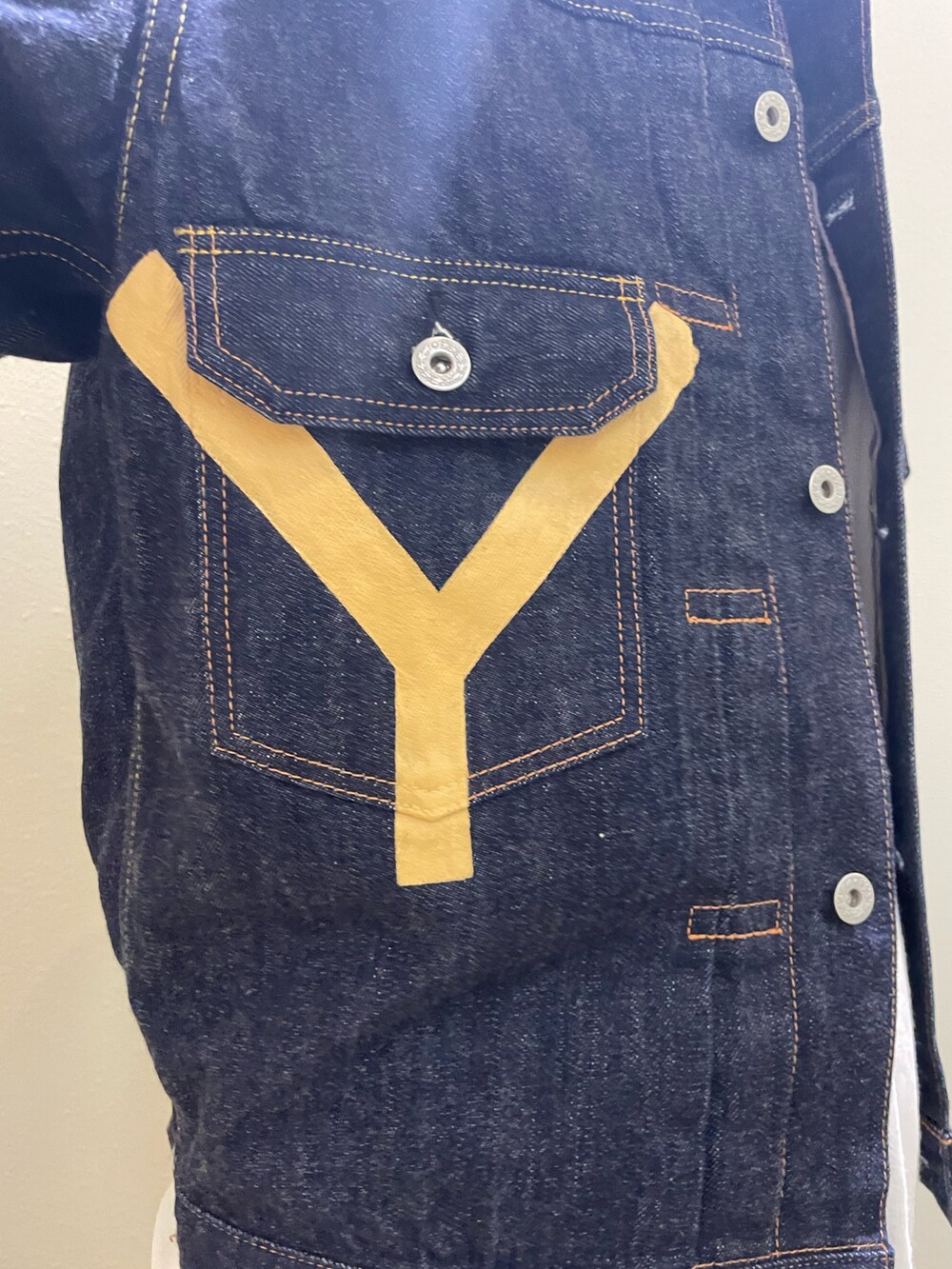 「AVIREX、ベスト、カーゴパンツ、ootd、シャツスタイル、アメカジコーデ、YAMANE、秋服準備はじめました、ファッションの力を信じよう、秋っぽコーデ更新中」｜「AVIREXの《AVIREX × YAMANE INDUSTRIES》Lot.1991 No.2 CLASSIC STRAIGHT / インダストリーズ クラシック ストレート / アヴィレックス / ヤマネインダストリーズ（デニムパンツ、ブルー系）」を使った、Yu OTSUKAさん（メンズ・176cm）の秋コーディネートの6枚目の写真