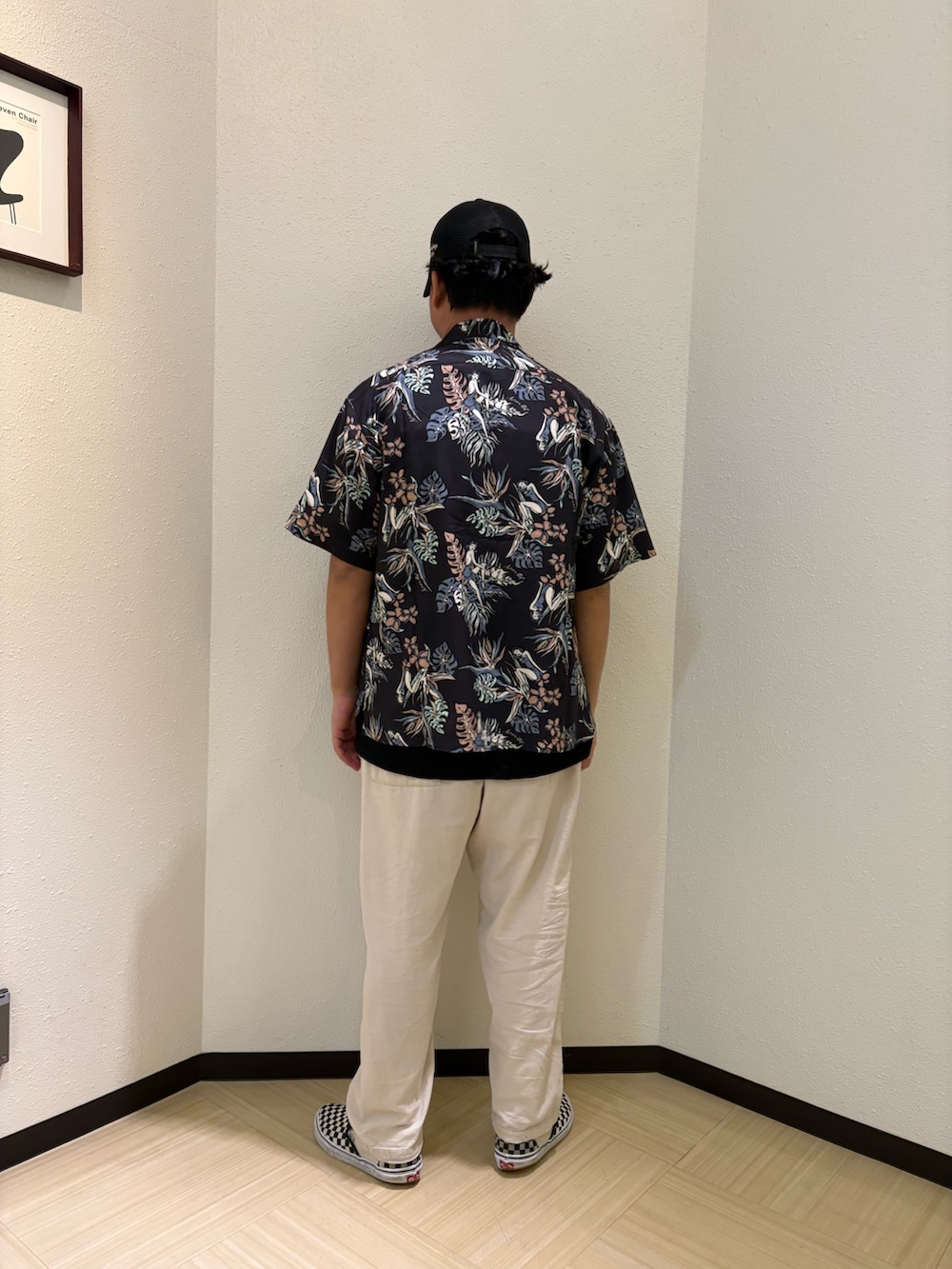 ベージュ系のその他パンツ、ブラック系のTシャツ/カットソー、ブラック系のシャツ/ブラウスを着用したメンズの春コーディネートの2枚目の写真