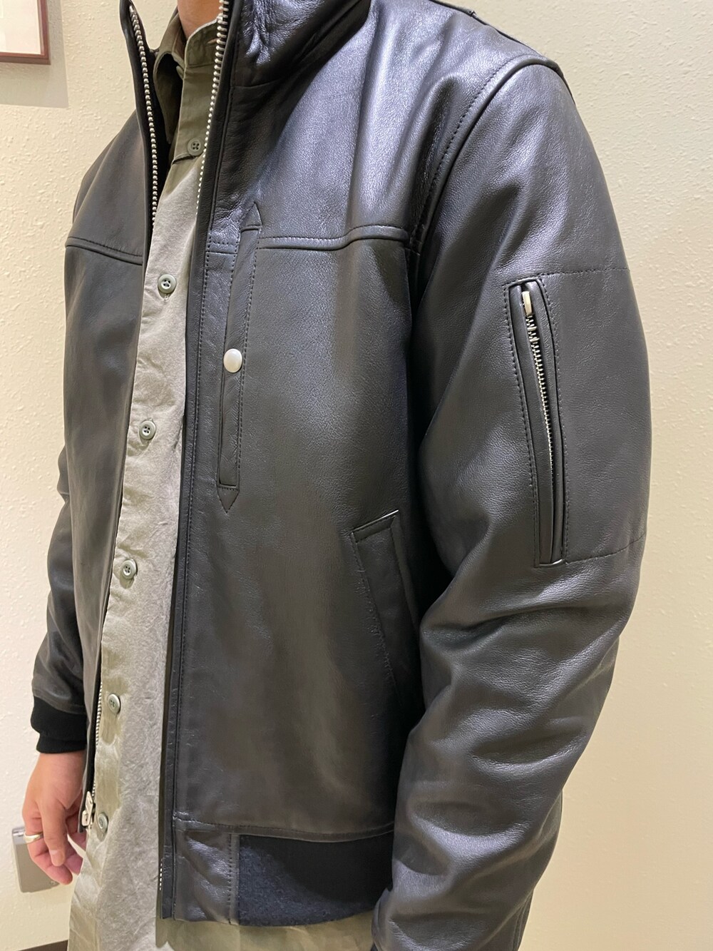 「ダウンジャケット、ストリート、AVIREX、フリース、ootd、シンプルスタイル、冬アウター、いいね、save、フォローお願いします🤑、ファッションの力を信じよう、マイベストコーデ2024」｜「AVIREXのSTAND LEATHER MA-1 MOD JACKET / スタンド レザー MA-1 モディファイ ジャケット / AVIREX / アヴィレックス（MA-1、ブラック系）」を使った、Yu OTSUKAさん（メンズ・176cm）の冬コーディネートの4枚目の写真