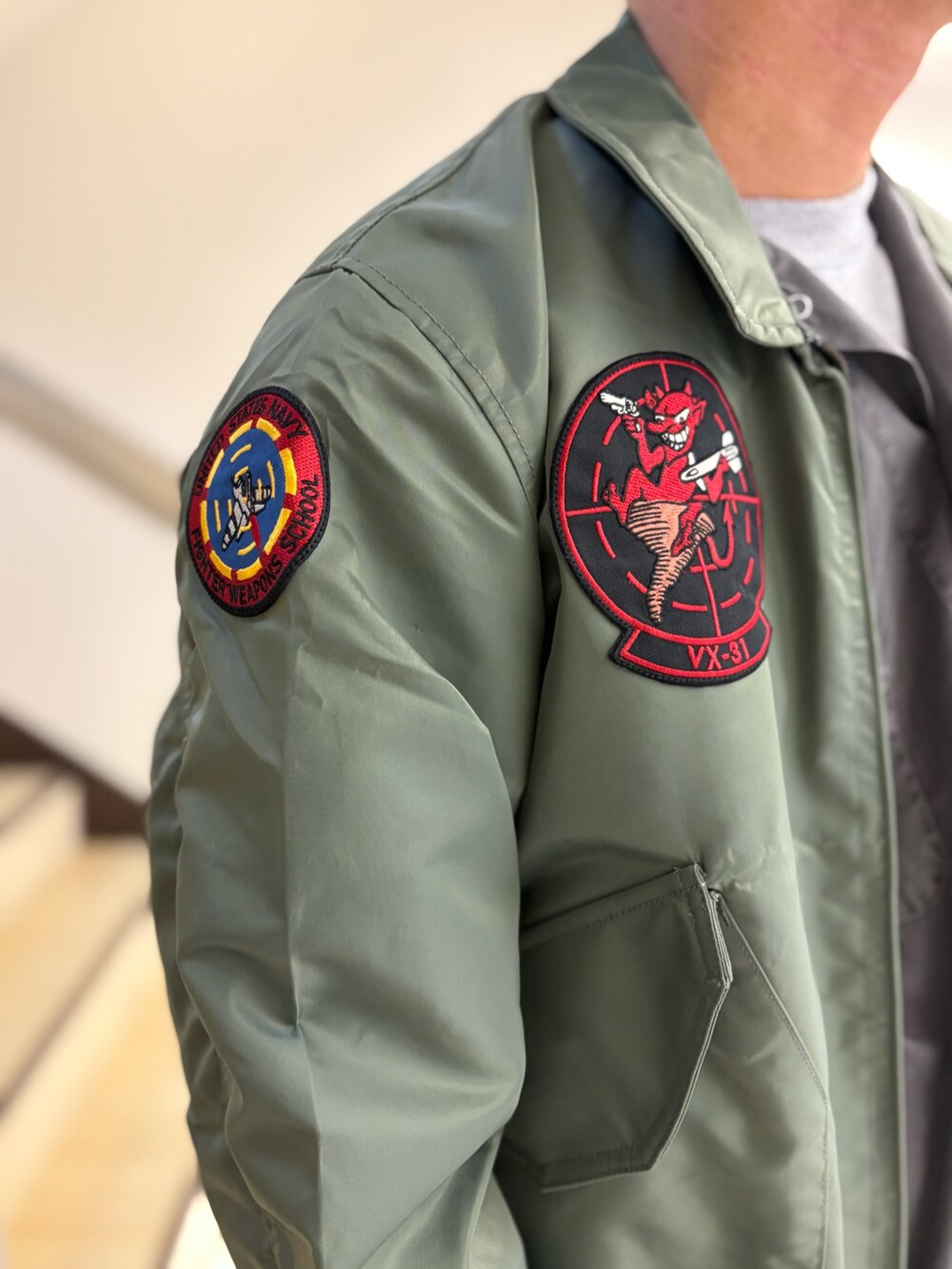 グレー系のシャツ/ブラウス、グレー系のカーゴパンツ、その他のTシャツ/カットソーを着用したメンズの春コーディネートの4枚目の写真