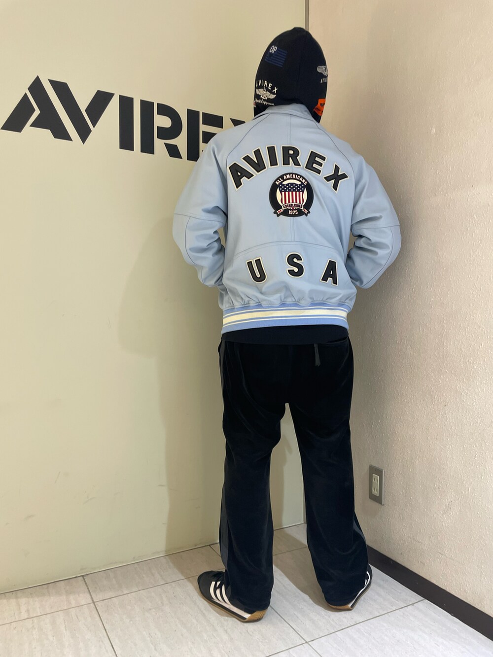 ブルー系のスタジャン、ブラック系のパーカー、ブラック系のその他パンツを着用したメンズの冬コーディネートの2枚目の写真