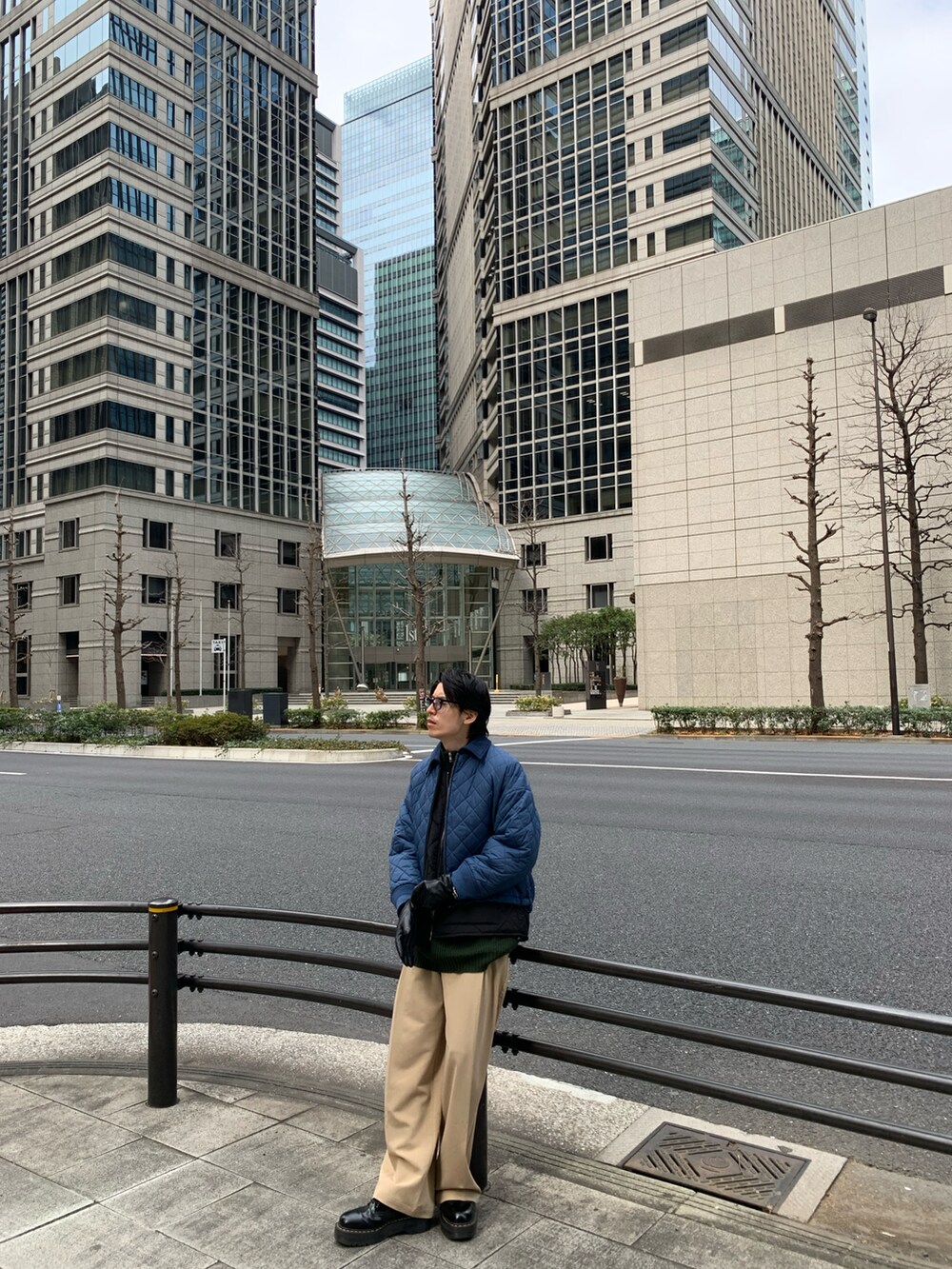 ブルー系のブルゾン、ベージュ系のスラックス、ブラック系のローファーを着用したメンズの春コーディネートの2枚目の写真