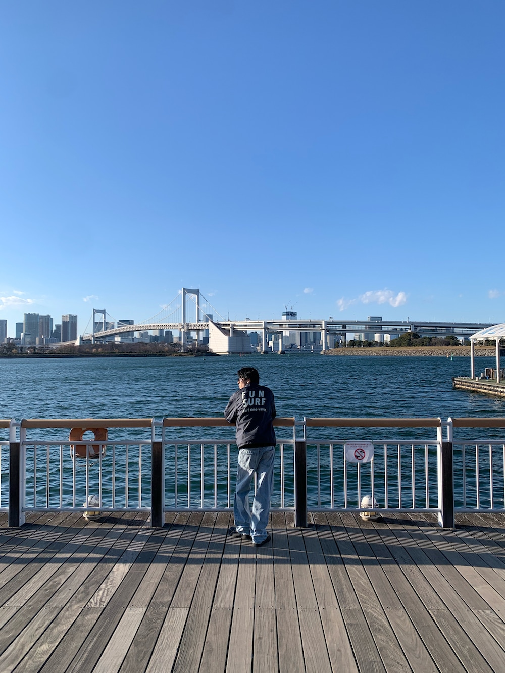 ブルー系のジャケット/アウター、ブルー系のデニムパンツを着用したメンズの春コーディネートの2枚目の写真