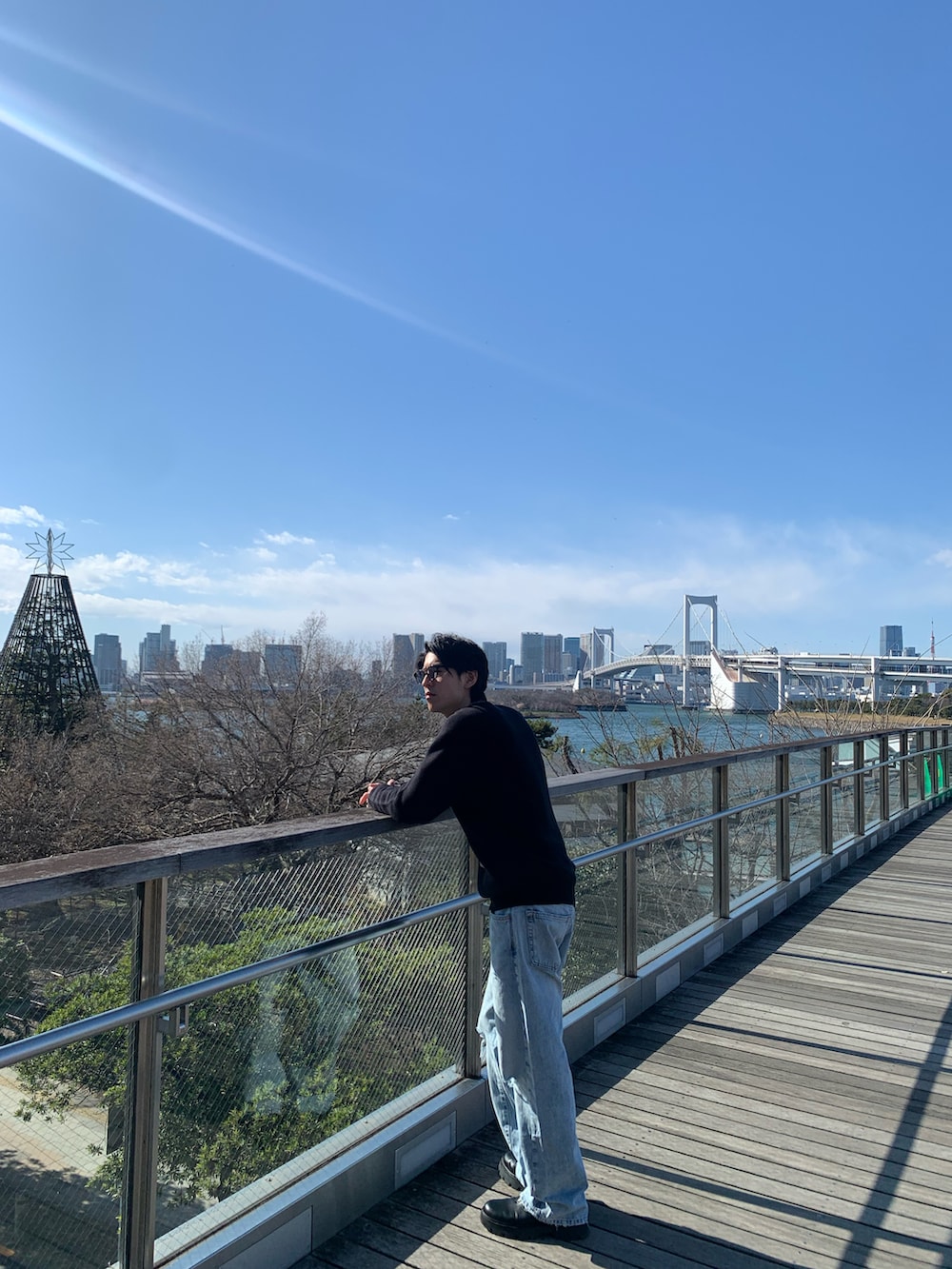 ブルー系のジャケット/アウター、ブルー系のデニムパンツを着用したメンズの春コーディネートの4枚目の写真