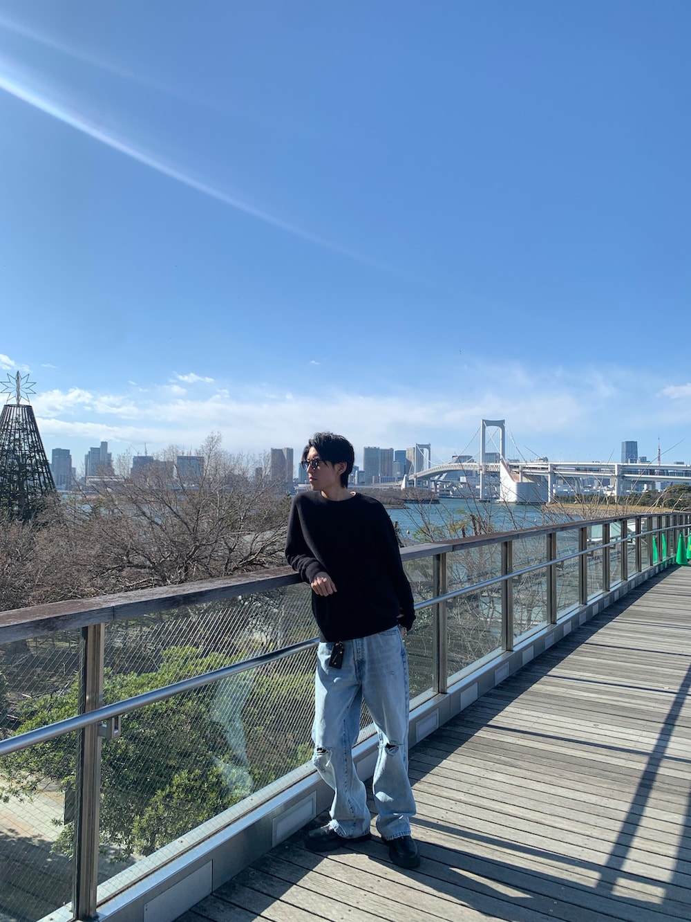 ブルー系のジャケット/アウター、ブルー系のデニムパンツを着用したメンズの春コーディネートの3枚目の写真