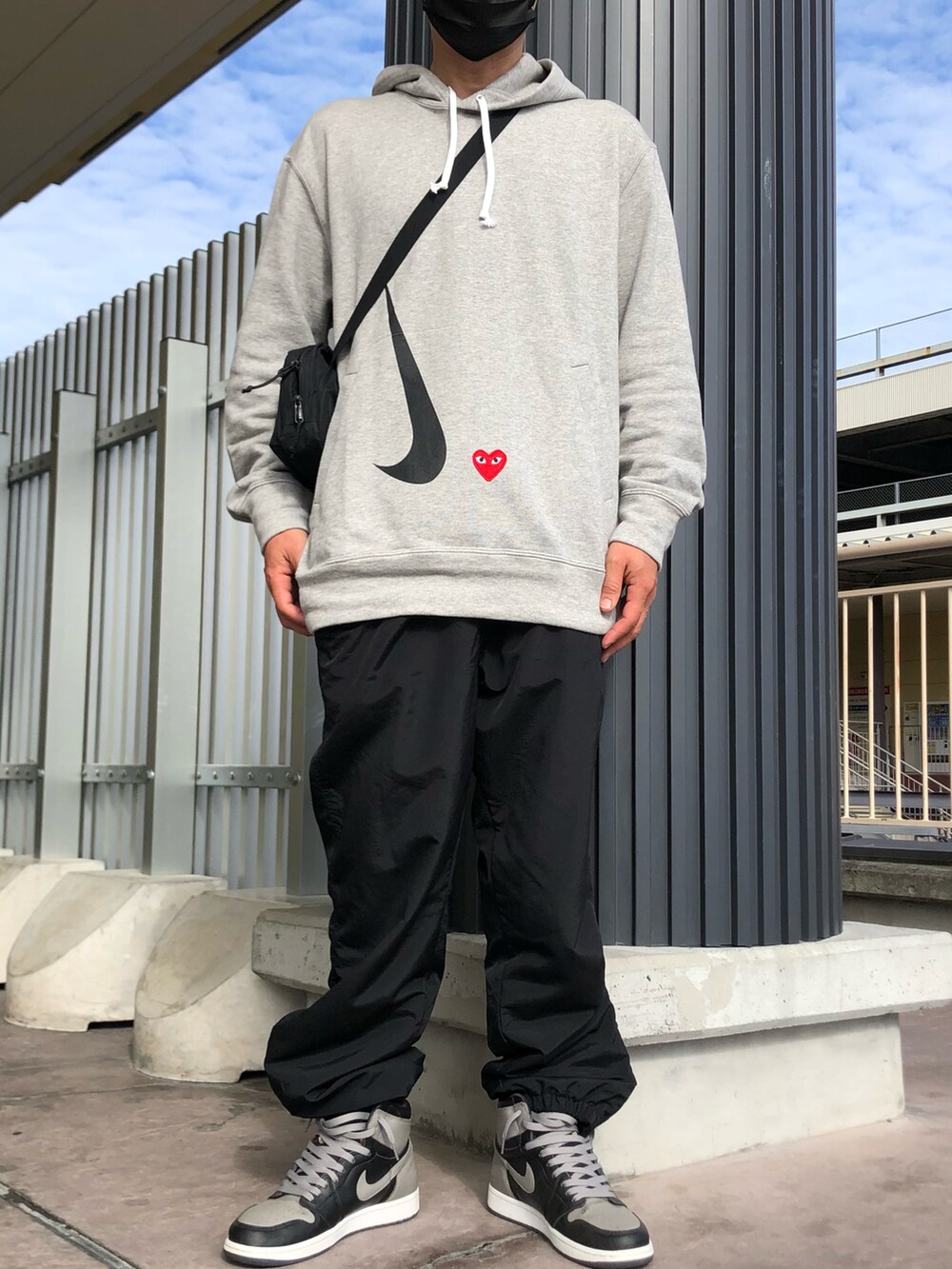 グレー系のパーカー、ブラック系のショルダーバッグ、ブラック系のその他パンツを着用したメンズの春コーディネートの3枚目の写真