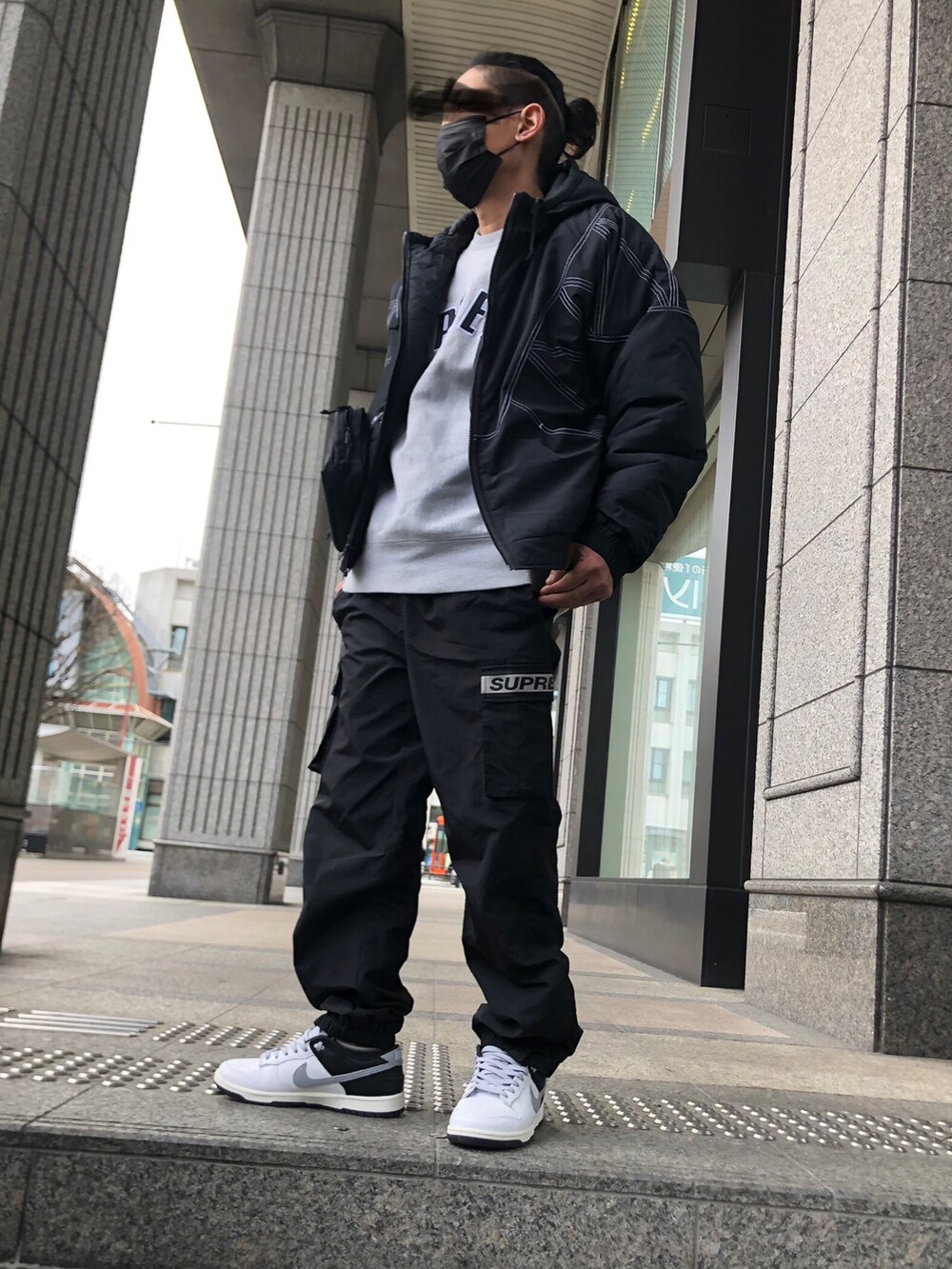 「休日スタイル、スニーカー、リラックススタイル、シンプル、おしゃれさんと繋がりたい、ストリート、モノトーン、オーバーサイズ、supreme、NIKE、冬コーデ、ブラック」｜「Supreme のアイテム（ブルゾン、ブラック系）」を使った、シンさん（メンズ・172cm）の冬コーディネートの2枚目の写真