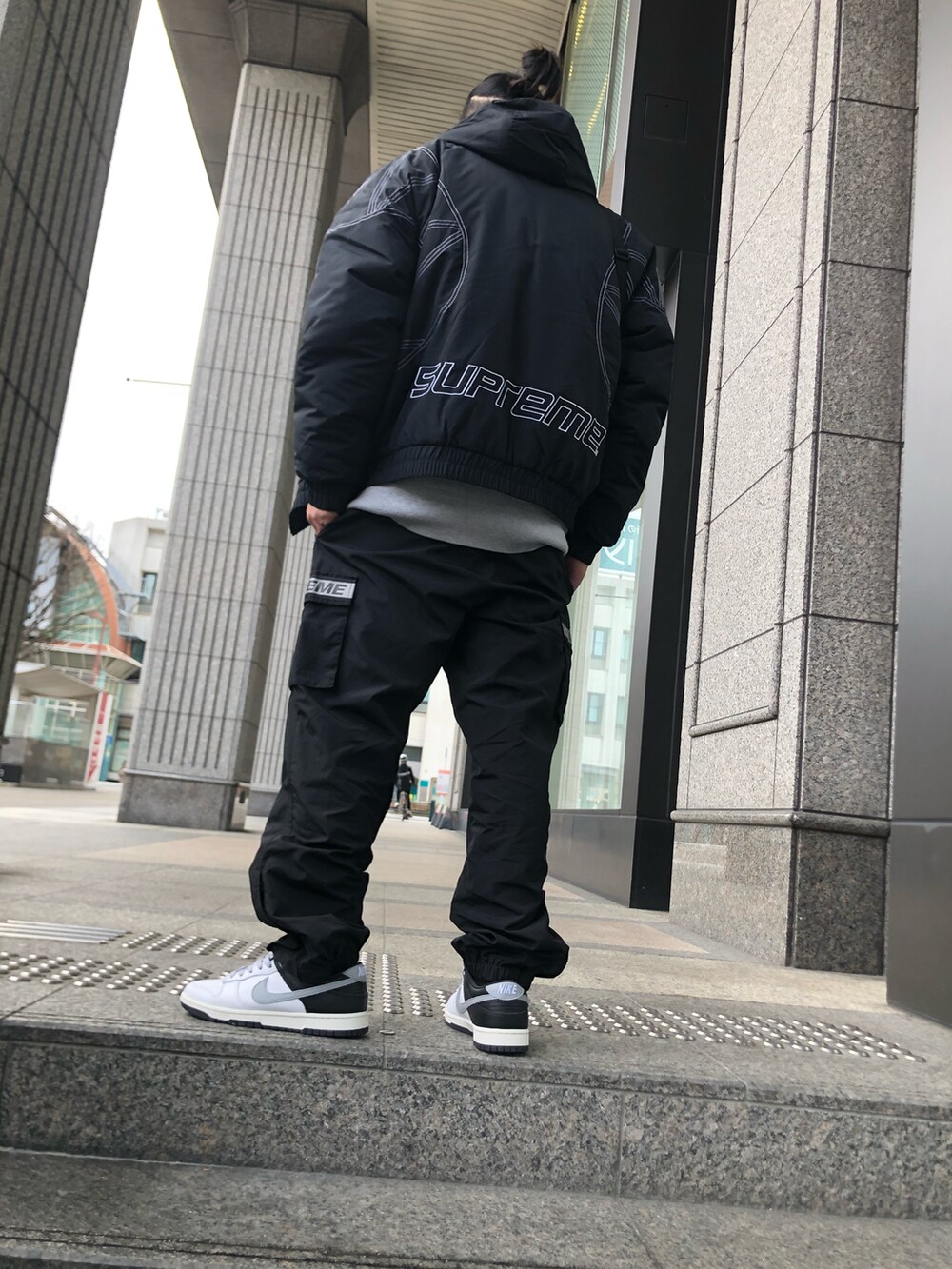 「休日スタイル、スニーカー、リラックススタイル、シンプル、おしゃれさんと繋がりたい、ストリート、モノトーン、オーバーサイズ、supreme、NIKE、冬コーデ、ブラック」｜「Supreme のアイテム（ブルゾン、ブラック系）」を使った、シンさん（メンズ・172cm）の冬コーディネートの3枚目の写真