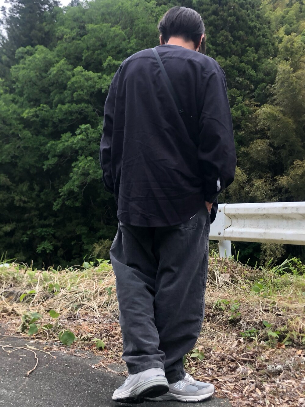 ブラック系のボディバッグ/ウエストポーチ、ブラック系のシャツ/ブラウス、ブラック系のデニムパンツを着用したメンズの春コーディネートの2枚目の写真