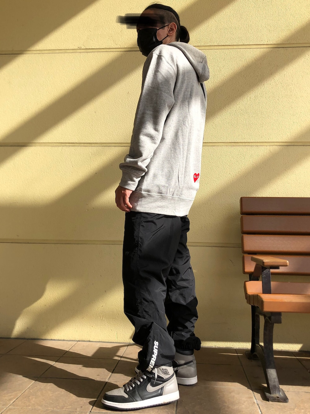 グレー系のパーカー、ブラック系のショルダーバッグ、ブラック系のその他パンツを着用したメンズの春コーディネートの2枚目の写真