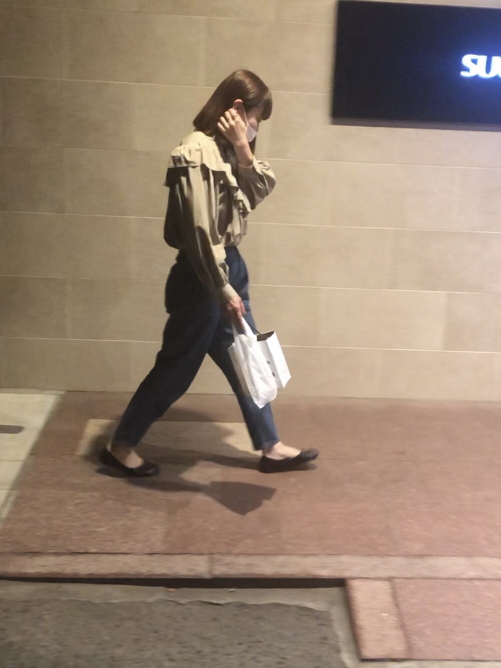 ブラウン系のシャツ/ブラウス、ブルー系のデニムパンツ、ブラック系のパンプスを着用したレディースの秋コーディネートの2枚目の写真